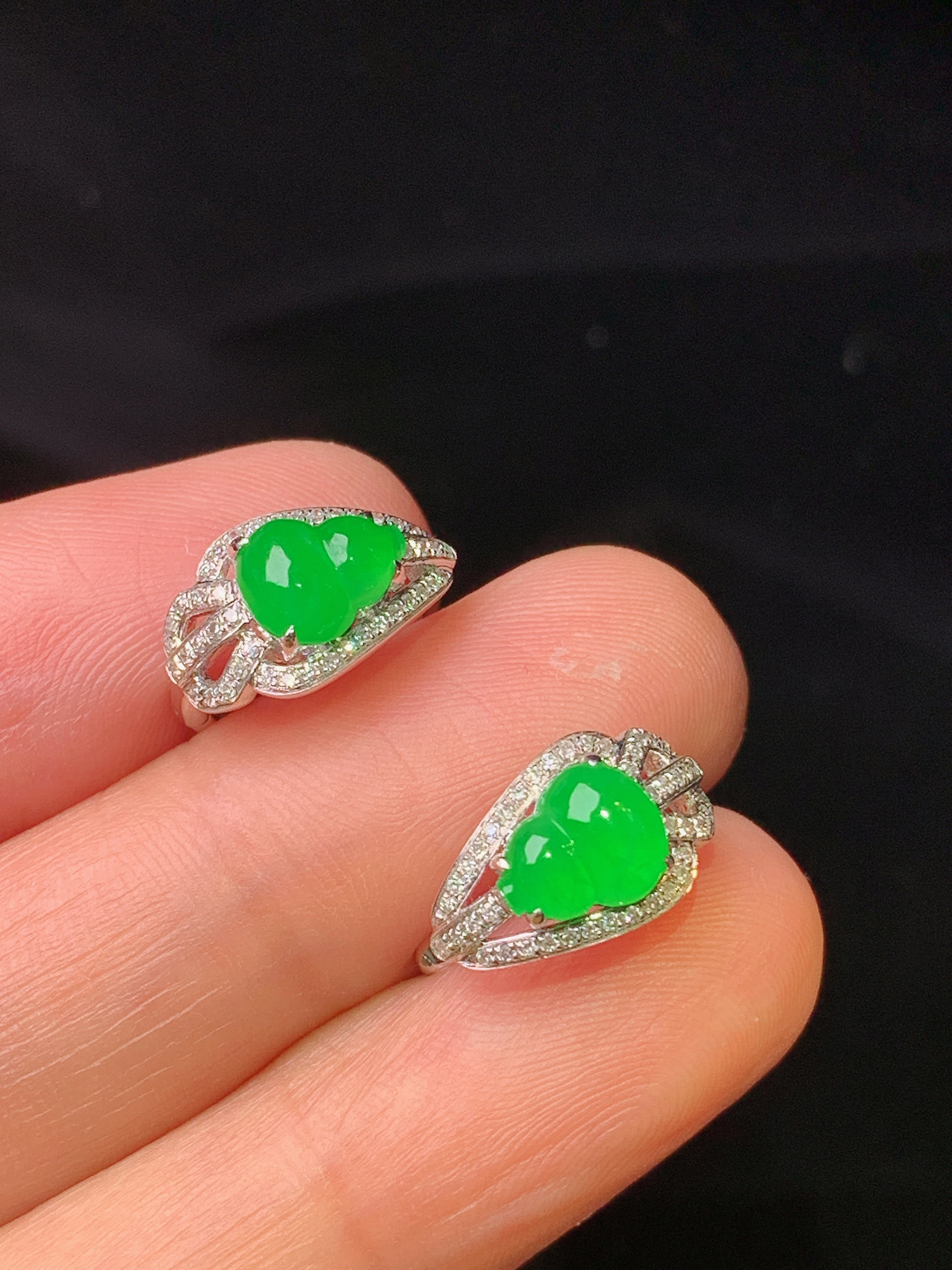 18k金钻镶嵌满绿葫芦耳钉 玉质细腻 色泽艳丽清新 裸石尺寸7*5.8*2.5