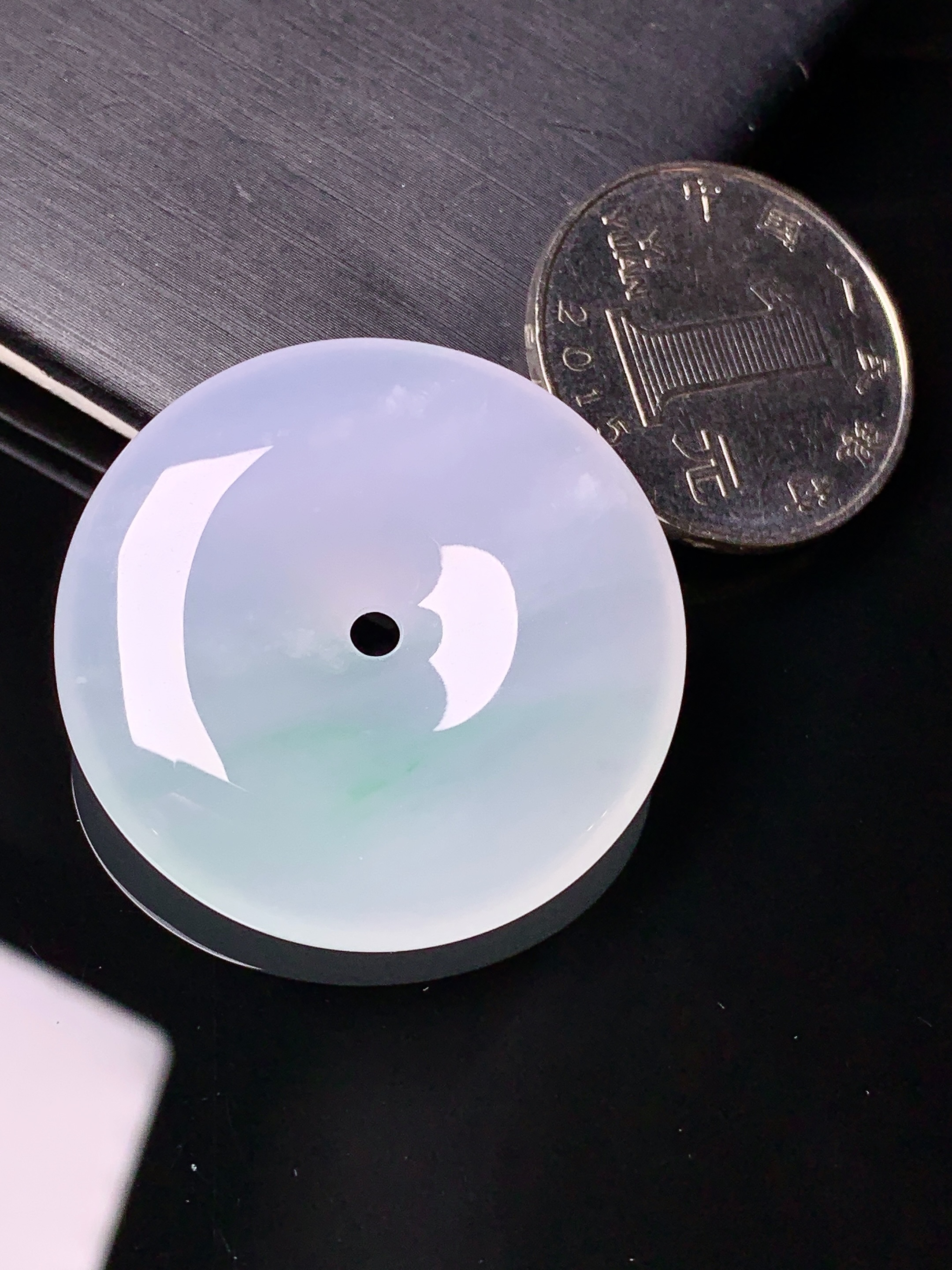 冰种飘绿平安扣吊坠 玉质细腻 色泽艳丽清新 水润亮眼 整体尺寸34*6.6