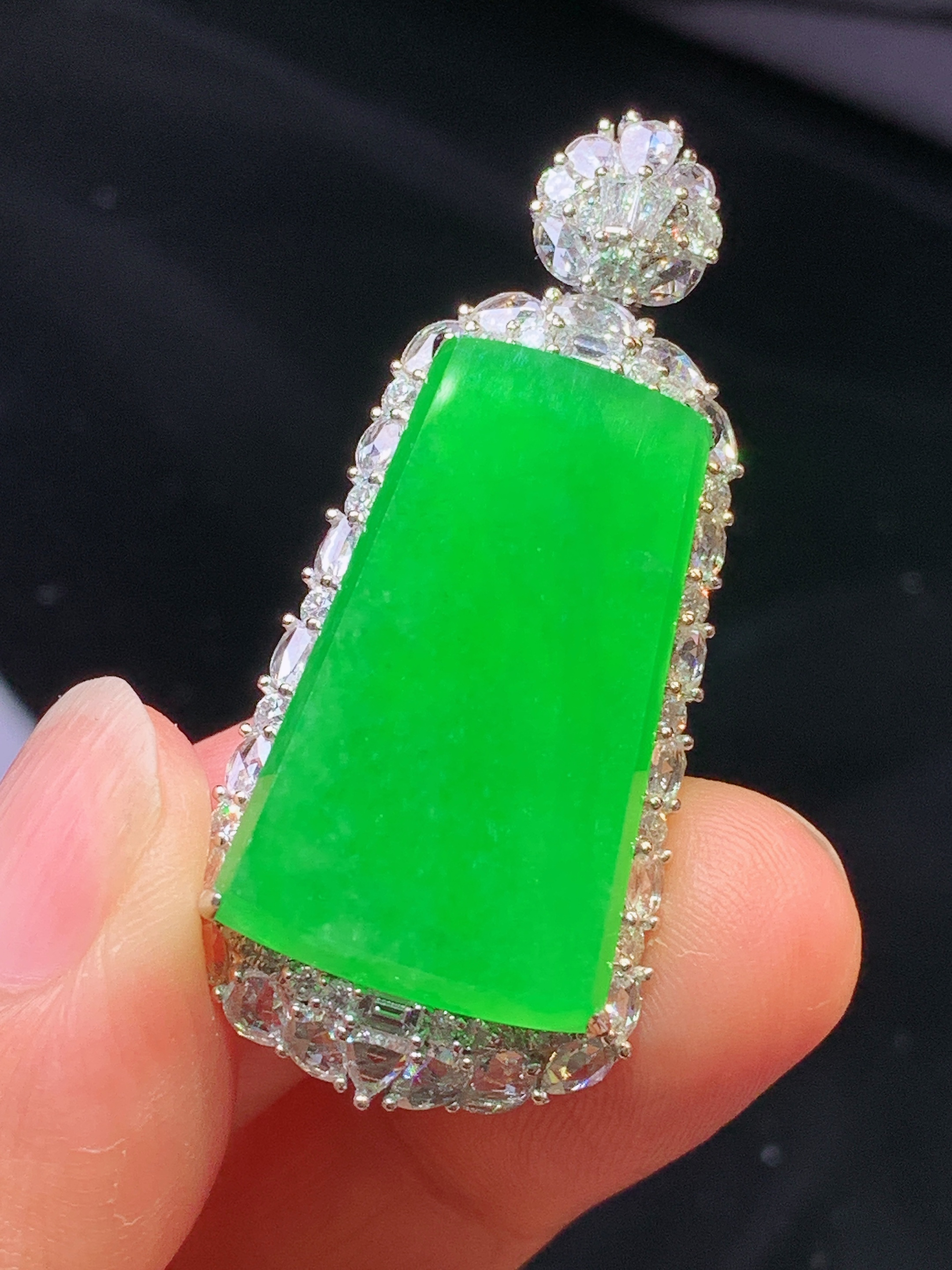 18k金钻镶嵌满绿无事牌吊坠 玉质细腻 色泽艳丽清新 水润亮眼 整体尺寸44.5*20*11