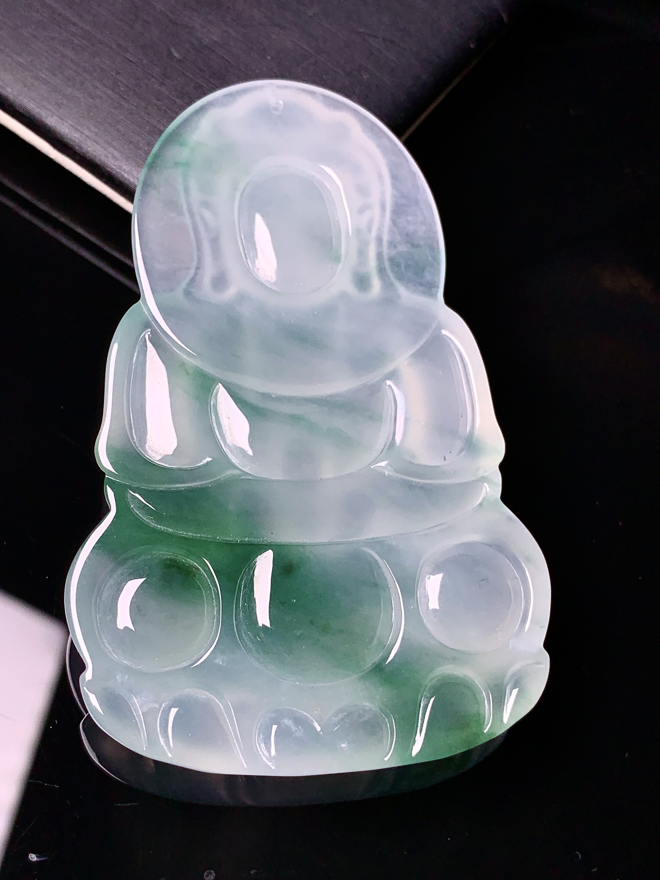 冰种飘绿观音菩萨吊坠 玉质细腻 色泽艳丽清新 水润亮眼 整体尺寸65.2*41.7*6