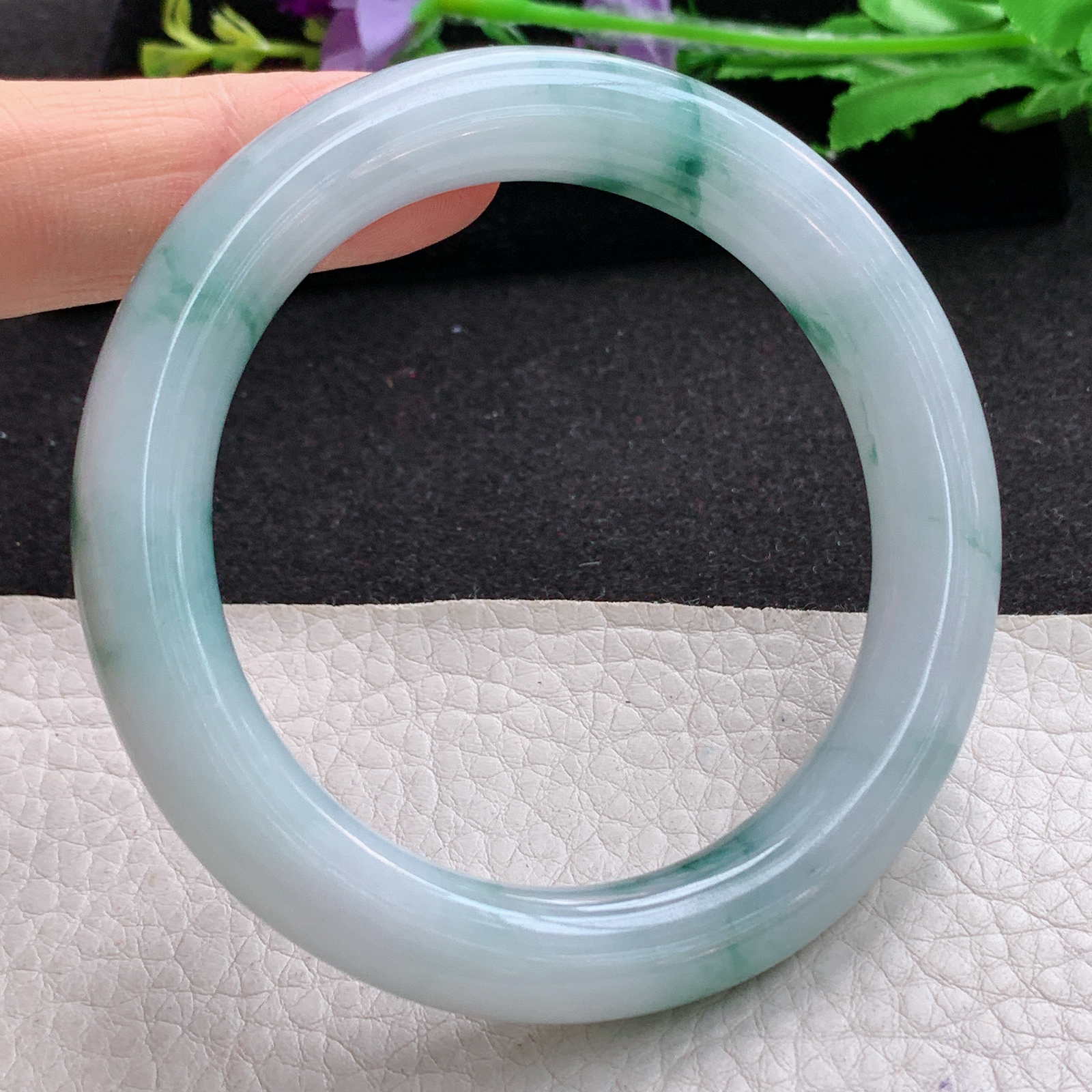 yh实拍55.5*10.3美人镯 天然缅甸翡翠A货细润牛奶底飘花圆条玉手环