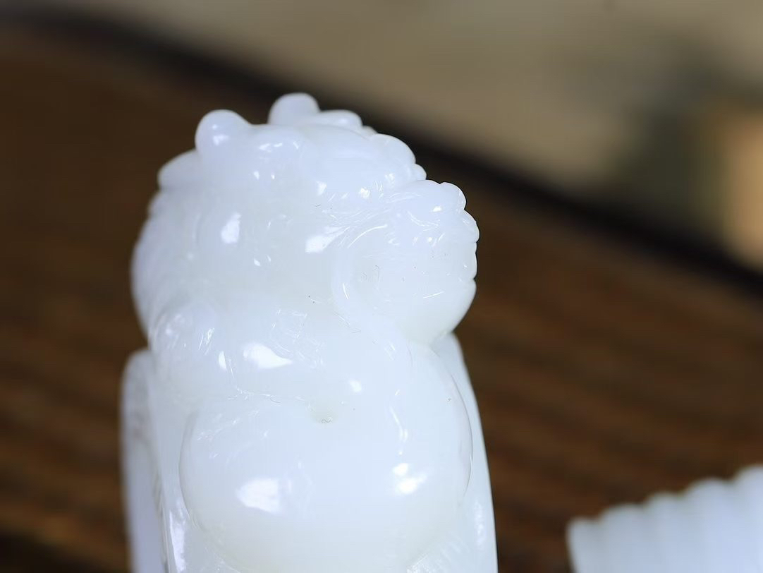 （龙行天下.扳指）

精品和田玉白玉祥龙扳指，料子细腻 手感上佳、雕工精湛，精雕祥龙，龙头双目圆瞪，巨口大张，獠牙锋利， 龙是古代祥瑞之物，寓意有龙护身，
重135克    圈口23mm   尺寸25.5-28mm fDL-75102292