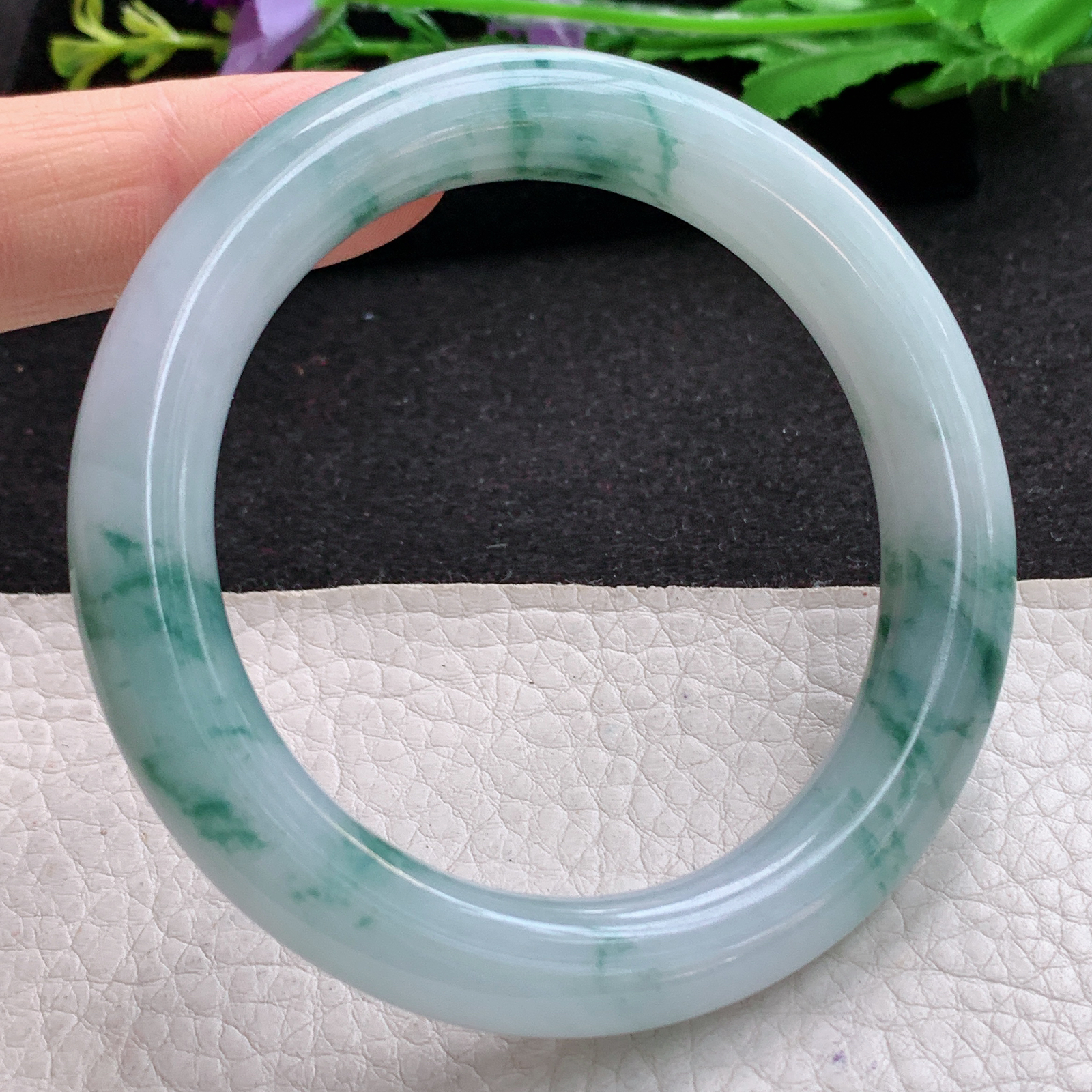 yh实拍55.5*10.3美人镯 天然缅甸翡翠A货细润牛奶底飘花圆条玉手环