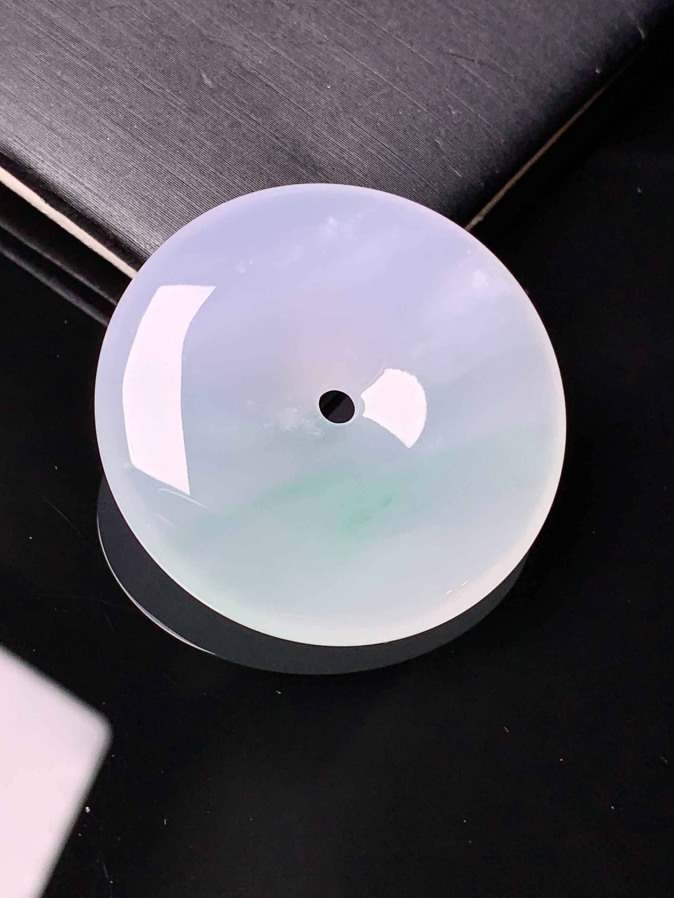 冰种飘绿平安扣吊坠 玉质细腻 色泽艳丽清新 水润亮眼 整体尺寸34*6.6