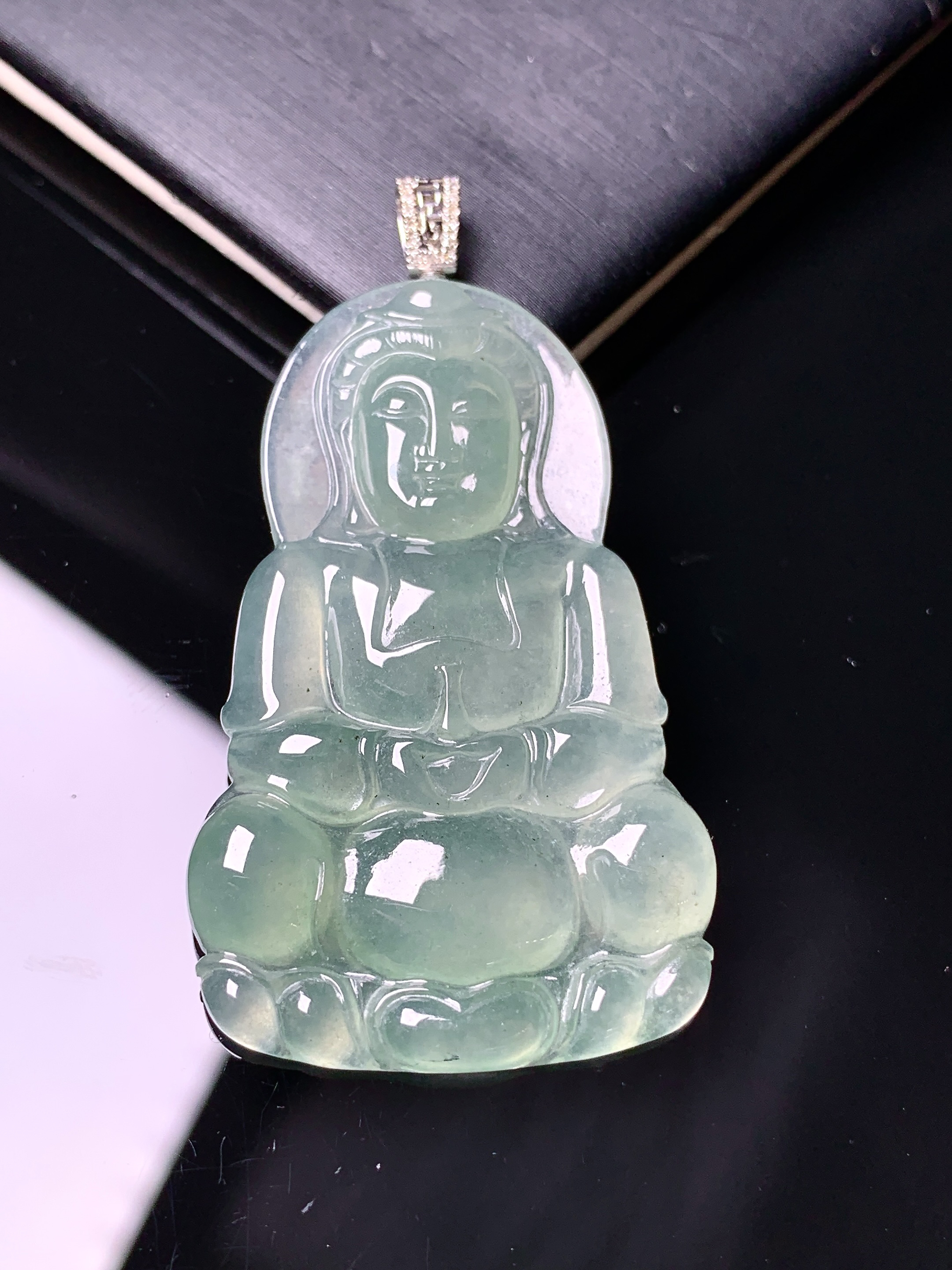 18k金钻镶嵌冰种观音菩萨吊坠 玉质细腻 色泽艳丽清新 水润亮眼 整体尺寸50.6*27.2*4.5