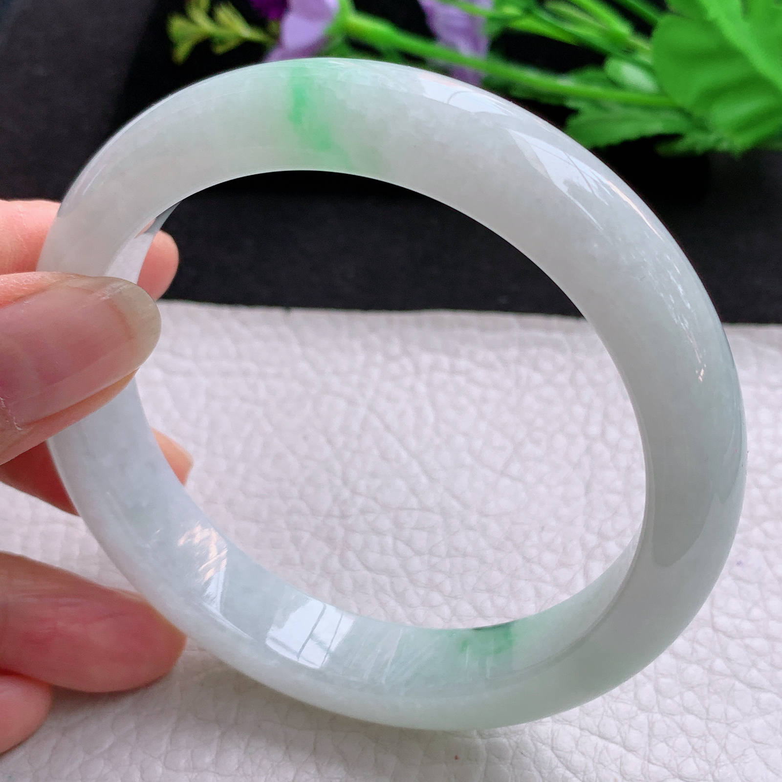 yh大圈口63*13*9平安镯 天然缅甸翡翠A货细润白底青宽边玉手环