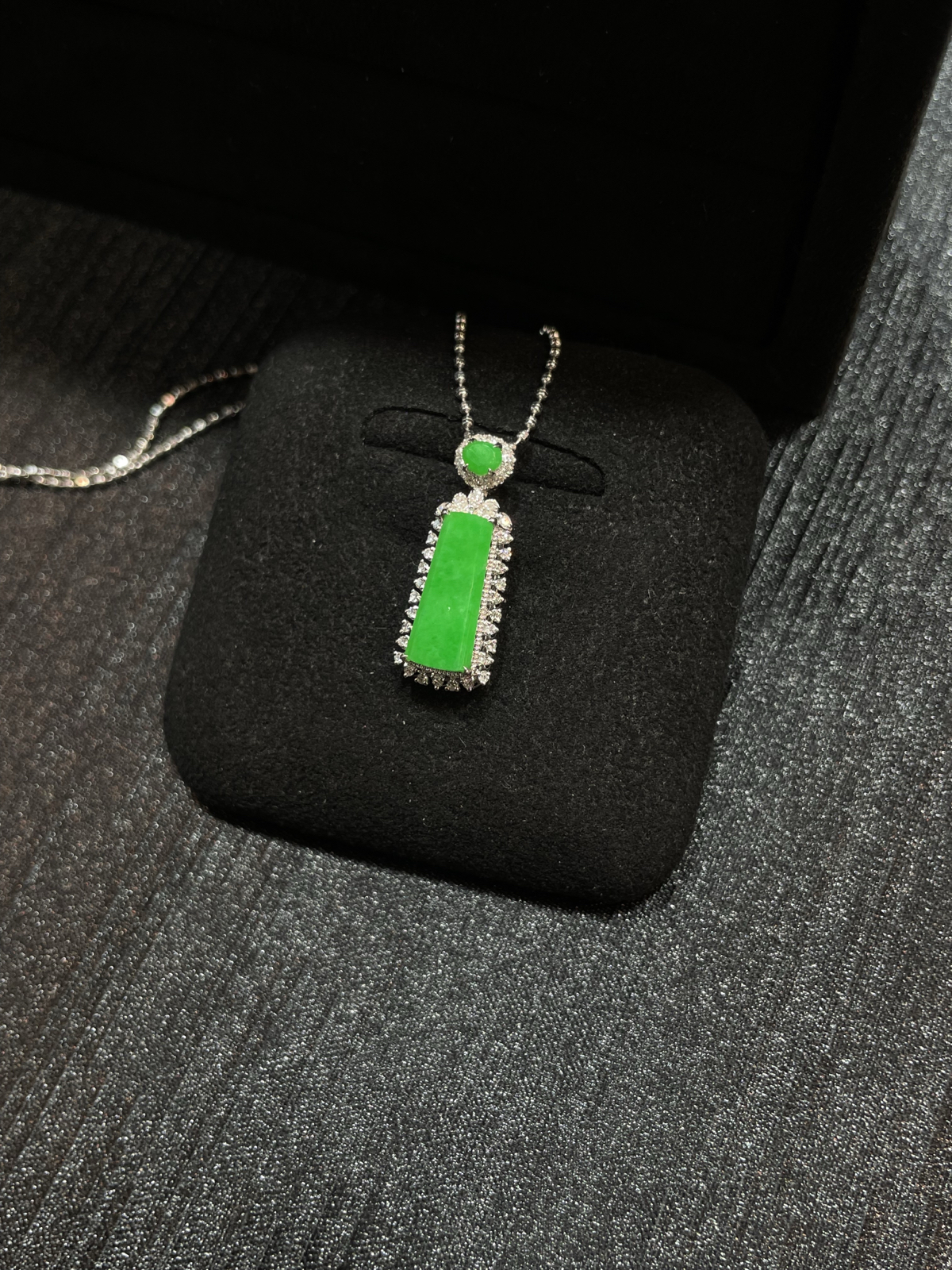 满色 正阳绿 小无事牌吊坠

18k金配钻镶嵌