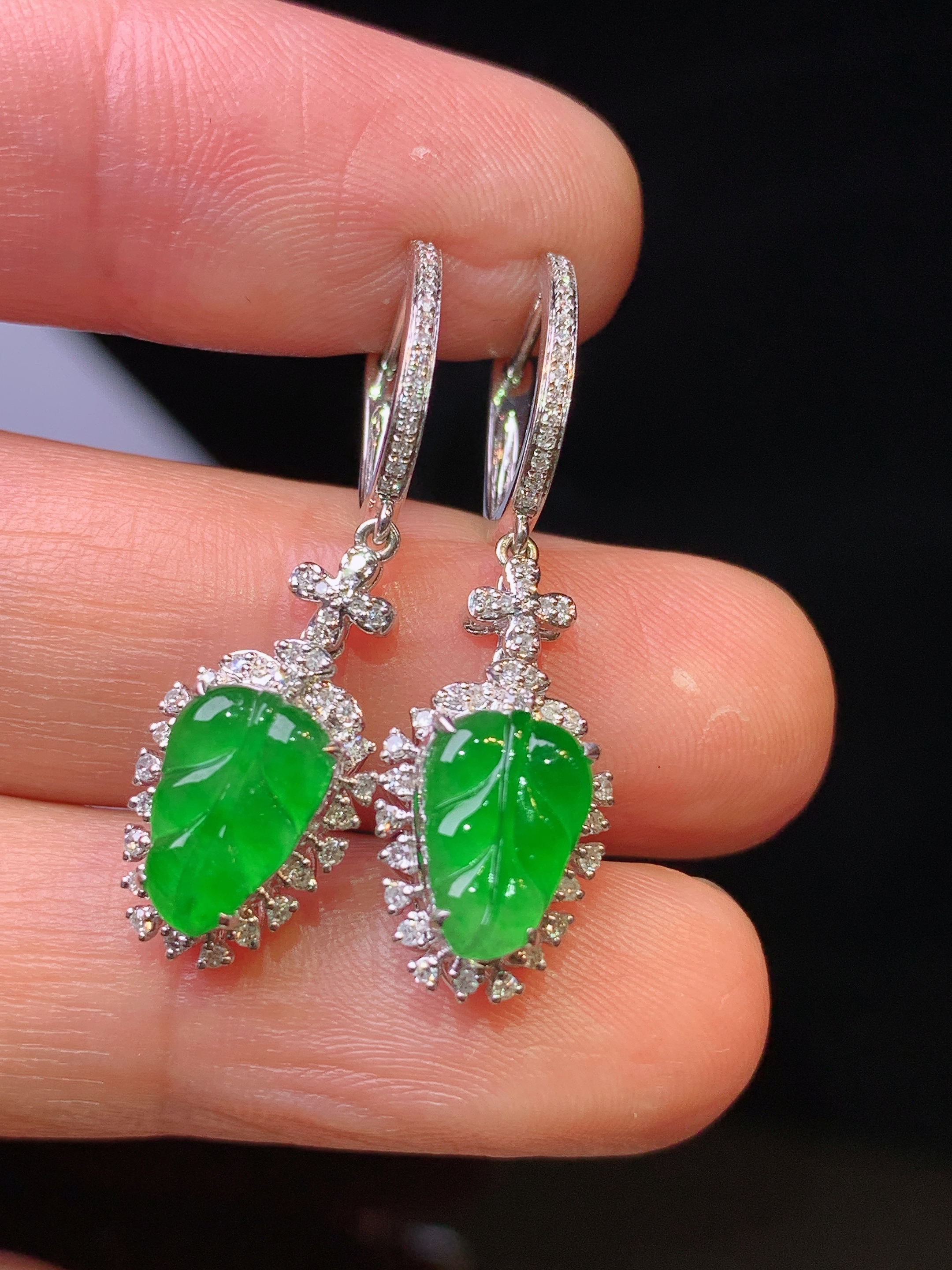 18k金钻镶嵌满绿树叶耳坠 玉质细腻 色泽艳丽清新 水润亮眼 整体尺寸31*9*6.2