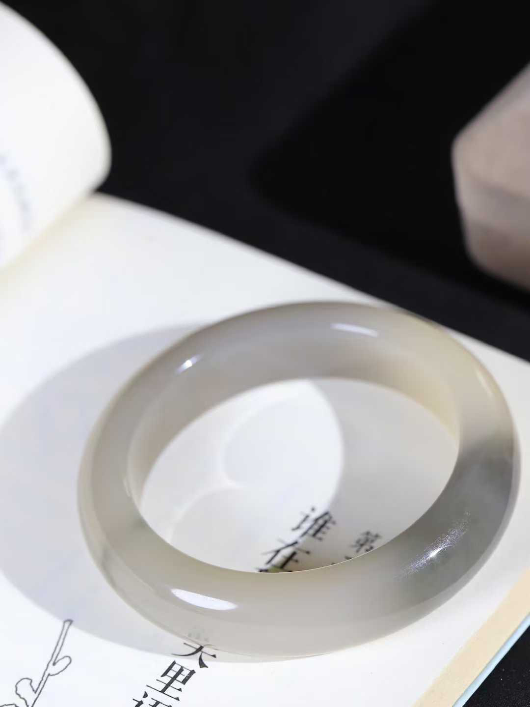 【花样年华·手镯】

精品和田玉烟紫藕粉双色手镯，质地油润细腻，色泽高贵典雅，镯型古朴典雅。在诗情