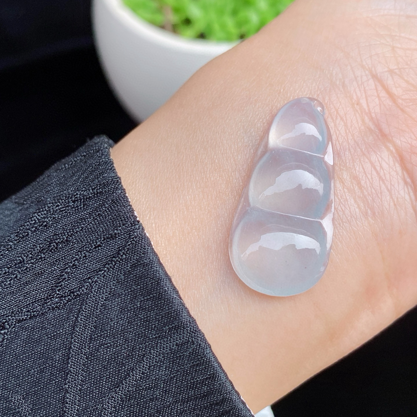 冰种福豆
冰透水润，质地细腻
三颗豆荚圆润饱满