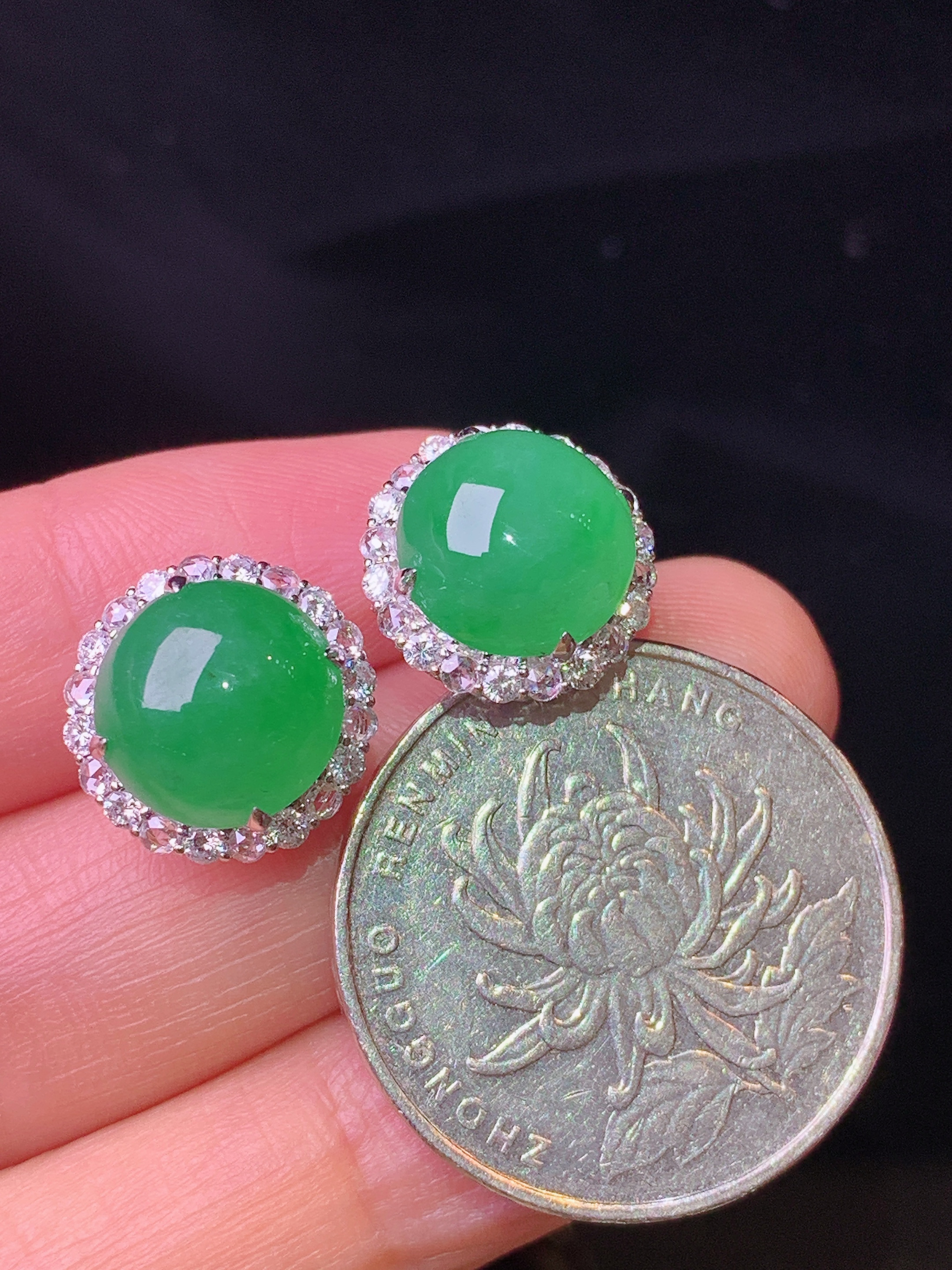 18k金钻镶嵌满绿蛋面耳钉 玉质细腻 色泽艳丽清新 整体尺寸13*8.5