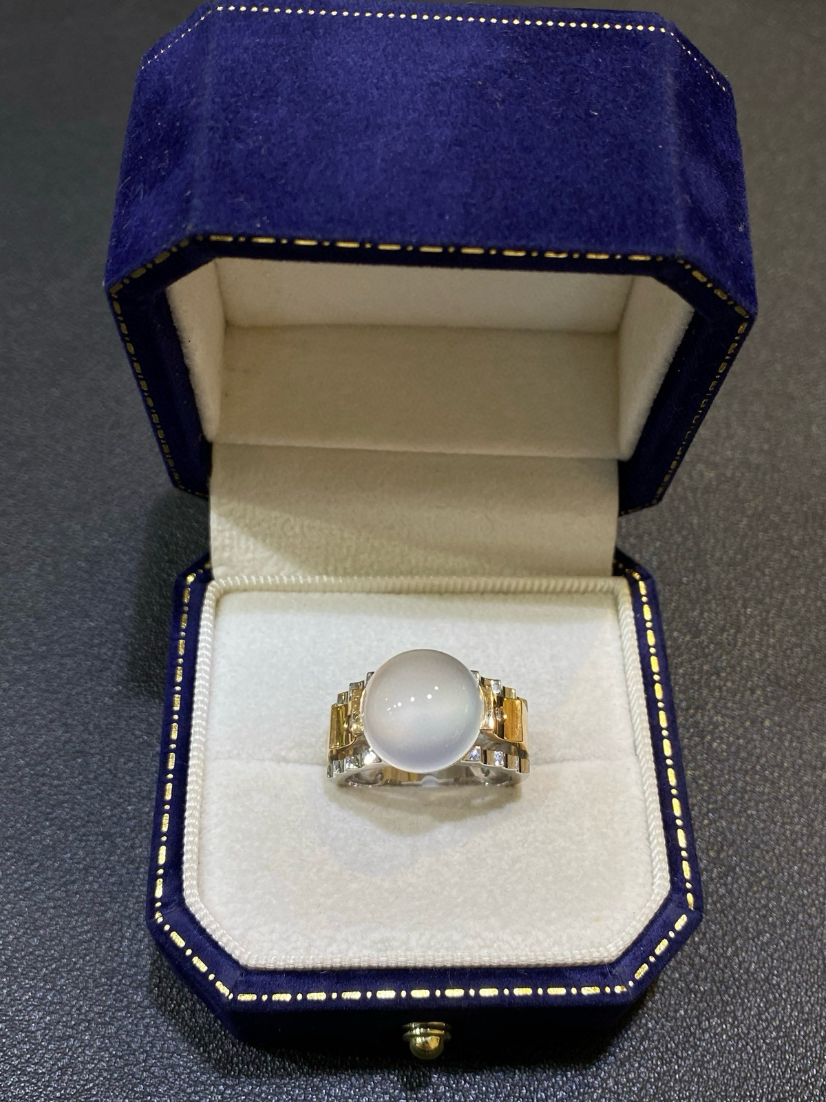 女神节特惠
18Ｋ玻璃种鸽子蛋蛋面戒指
裸石12/5.8