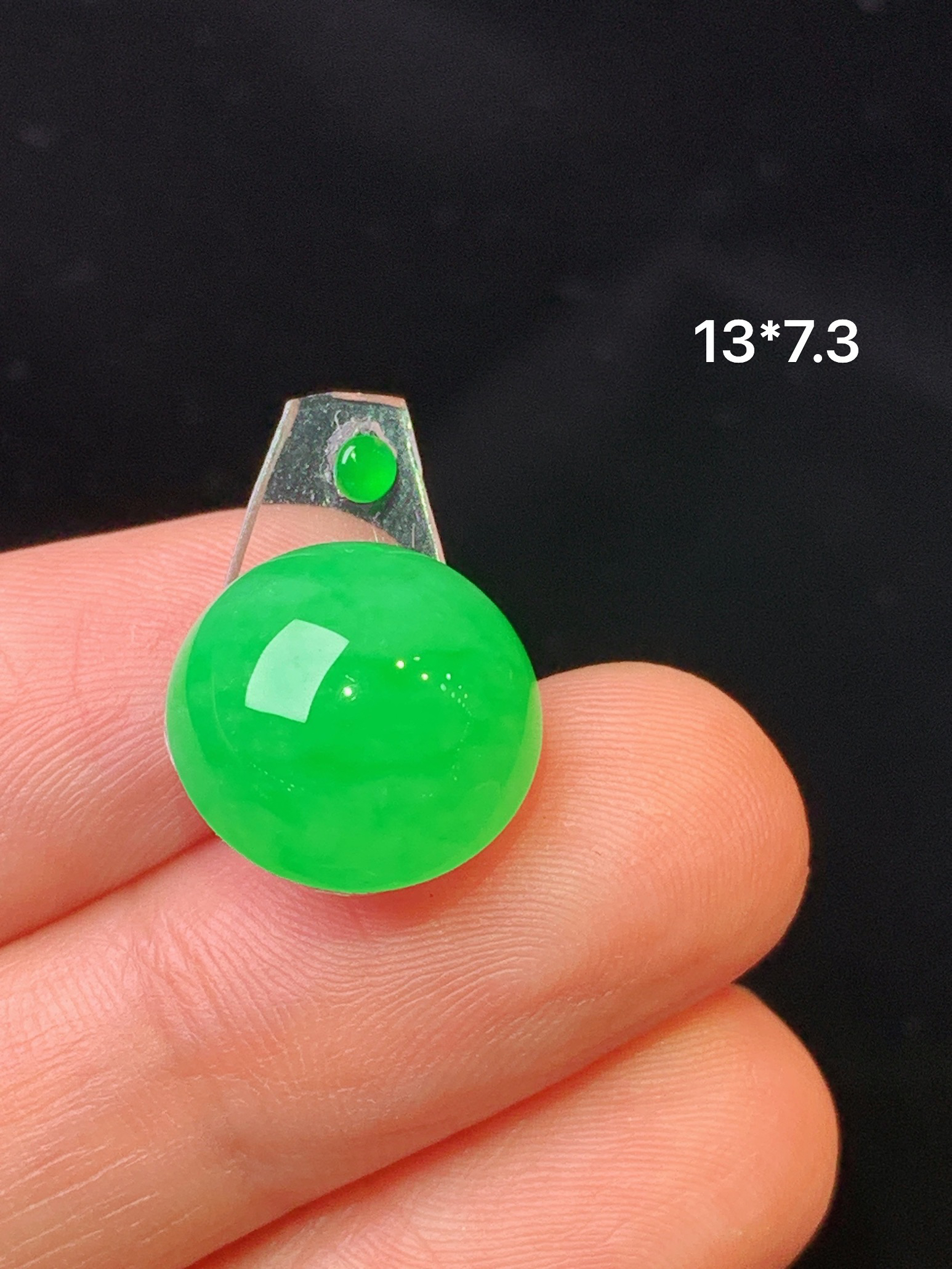 镶嵌款 翠绿蛋面吊坠 玉质细腻 色泽艳丽清新 整体尺寸13*7.3