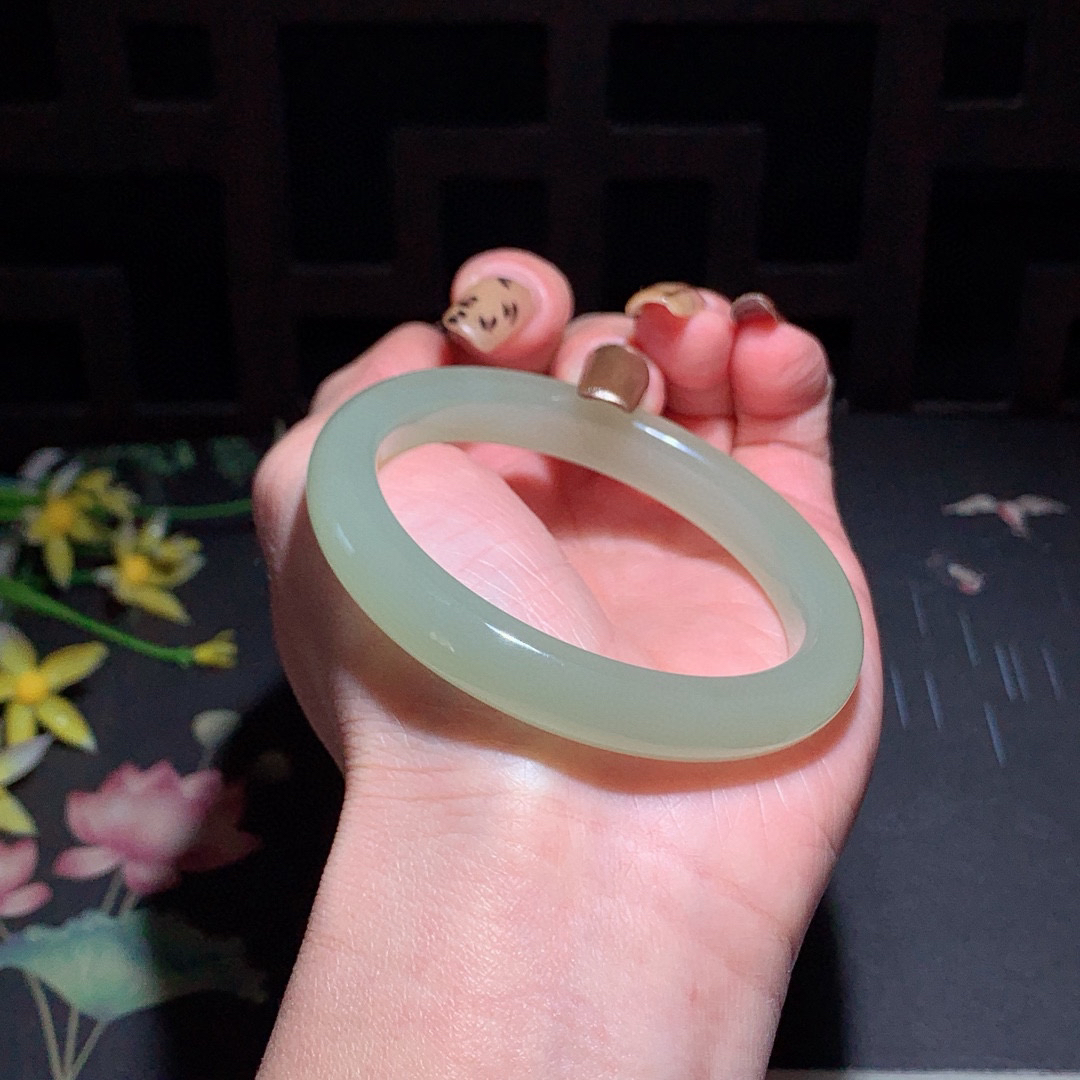 和田玉53.5圈晴水色手镯！玉质细腻油润 底色纯净 无裂无杂 脂粉好，品质高。