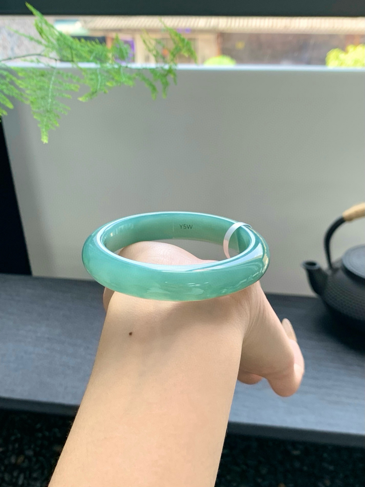 【淡湖水绿手镯】
江南烟雨钟不及，一波碧水起涟漪映入眼里的碧绿，静谧灵动独特的神秘意境
【尺寸】56-12.5-8mm