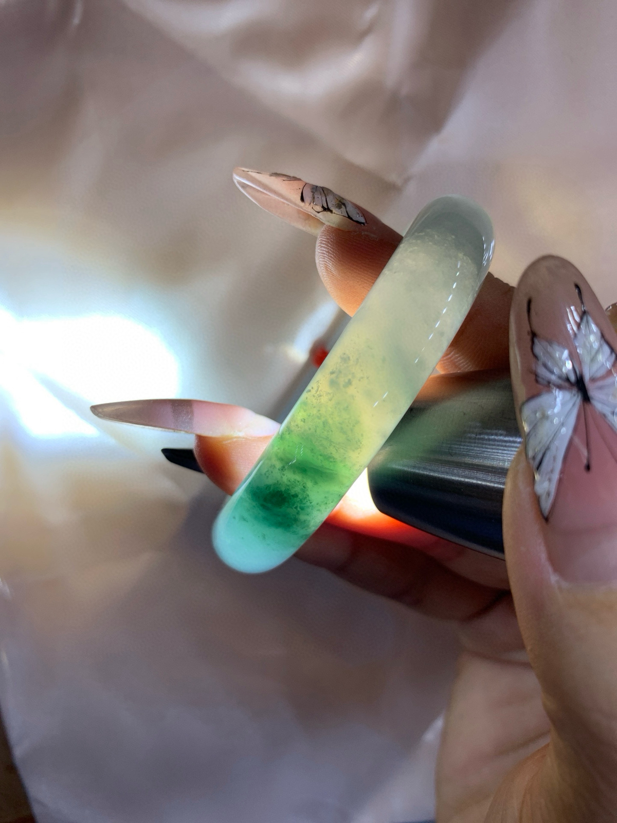 冰墨绿贵妃
54-45.8-7.2-11.8
打灯棉线，底妆冰透，细腻，烟雨入江南，丹青水墨，朦胧江南的意境镯，青花瓷般的冰飘蓝花水墨画，妙笔丹青笔墨如画，镯子青白分明如盈盈碧水莹润水灵山水画，飘逸灵动的画色倘徉在水光中泛起阵阵涟漪。