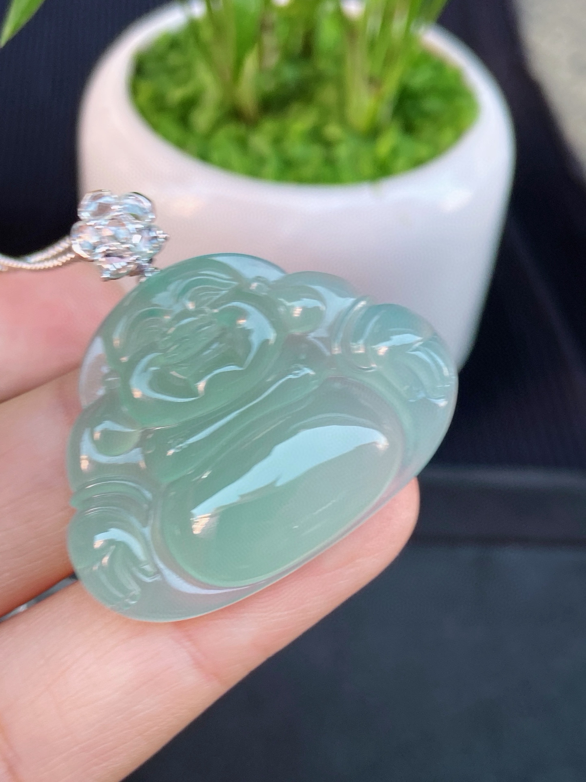 冰晴弥勒佛
冰透水润 底色油润
18k金扣

尺寸如图一 实物更美～