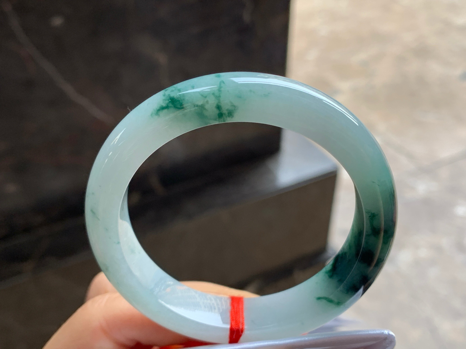 54-12.2-8.7

蓝花手镯^_^颜色鲜艳 玉质温润