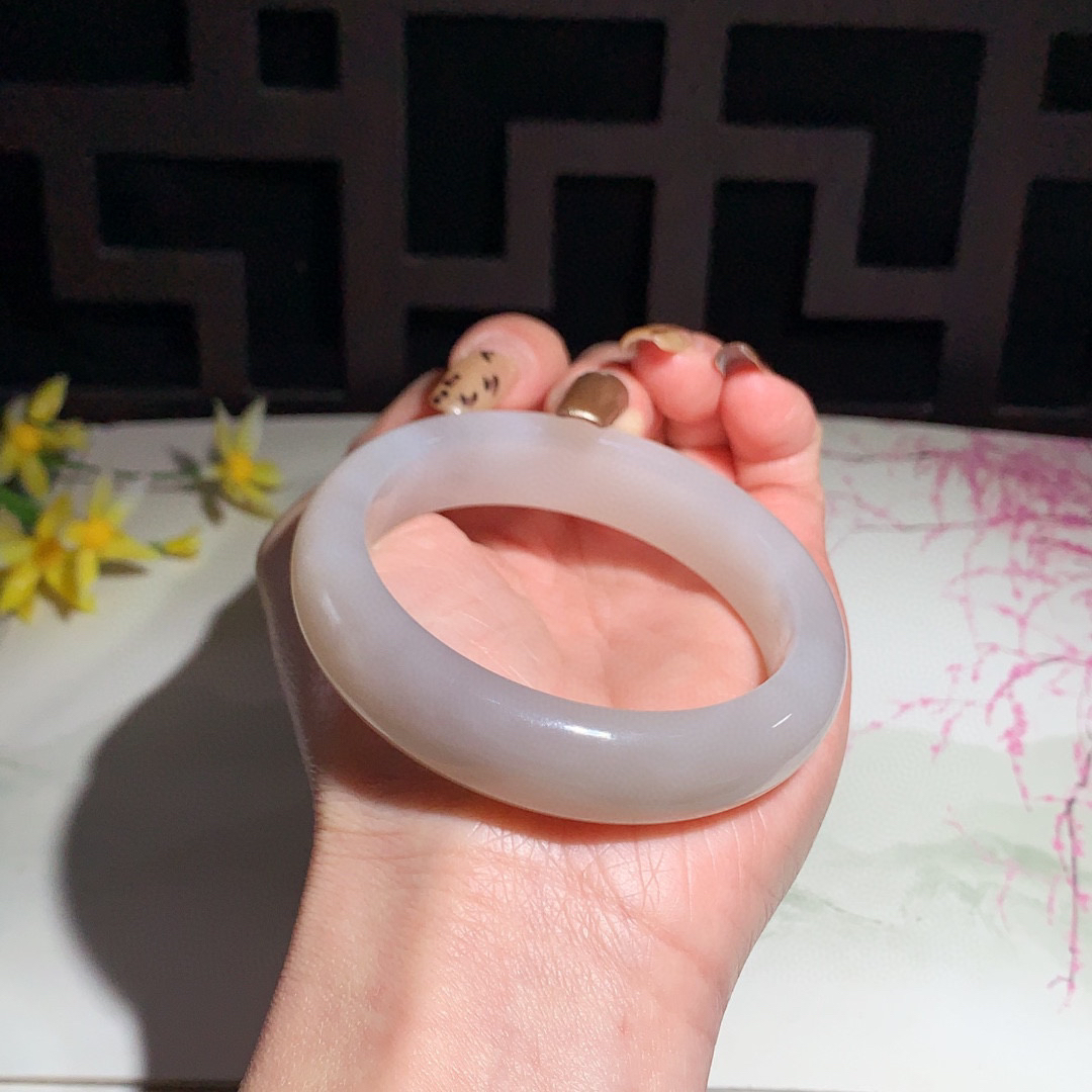 和田玉55圈口藕粉色宽条手镯！玉质细腻油润 底色纯净 无裂无黑 脂粉好，品质好！