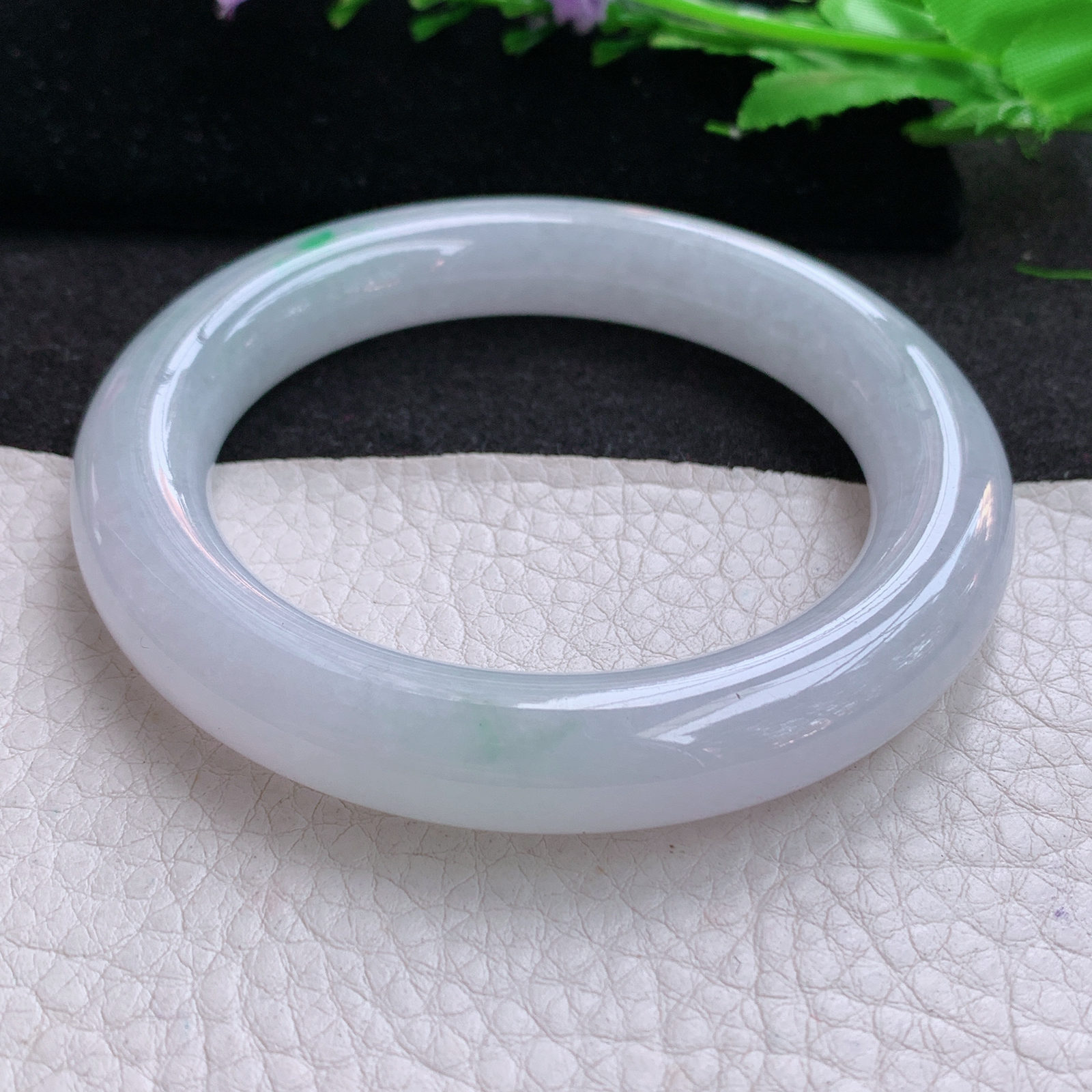 xo实拍56*11.2美人镯 天然缅甸翡翠A货胶润飘阳绿圆条玉手环