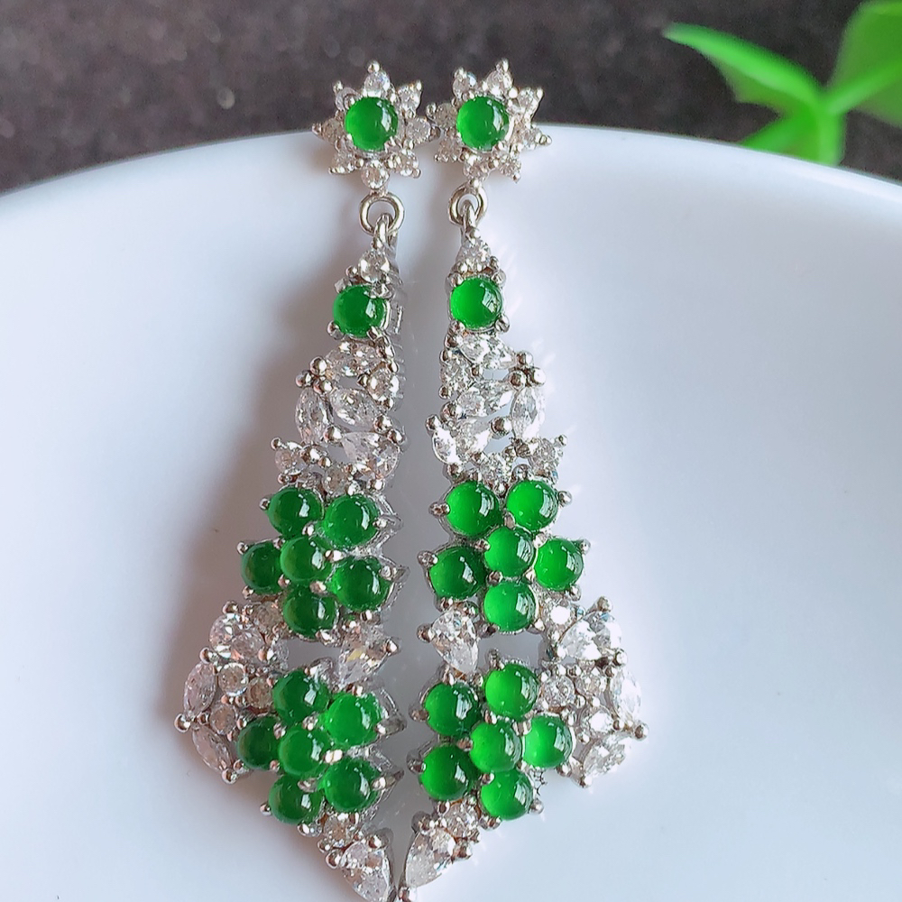 冰透满绿翡翠925银镶嵌耳钉，自然光实拍，翠色灵动，颜色漂亮，种老水足，品相佳，佩戴佳品！W815.5  取一整体尺寸：37-13.5-4.6mm  裸石尺寸：3mm