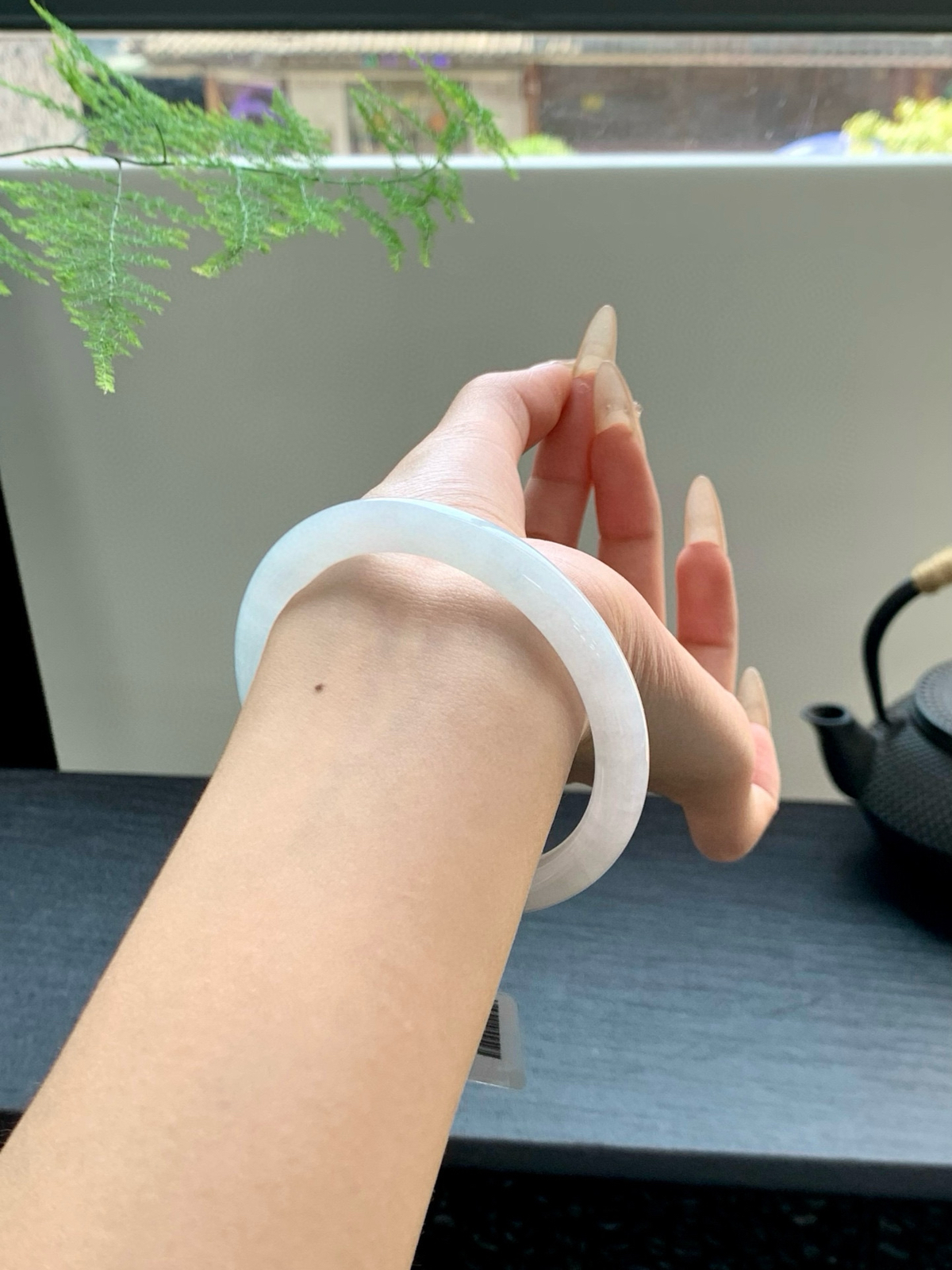 【冰淡色圆条手镯】
香丝袅袅祝尧年碧水长流 玉质细腻白净 莹润水灵江山如画不及你眉眼清浅（微瑕放漏‼️）
【尺寸】59-9-9mm