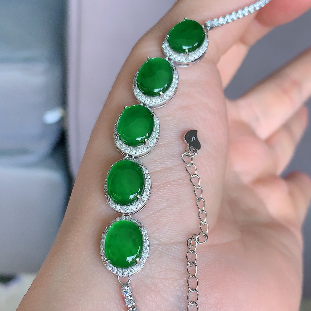 冰润翡翠满绿蛋面手链，水水润润，珠圆玉润，颜色鲜艳，妙明清净，清秀高雅，佩戴效果优雅迷人！性价比超值