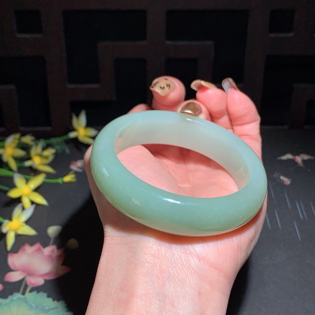 和田玉56.5圈且末蓝宽版手镯！玉质细腻油润 底色纯净 无裂无杂 脂粉好，品质高。