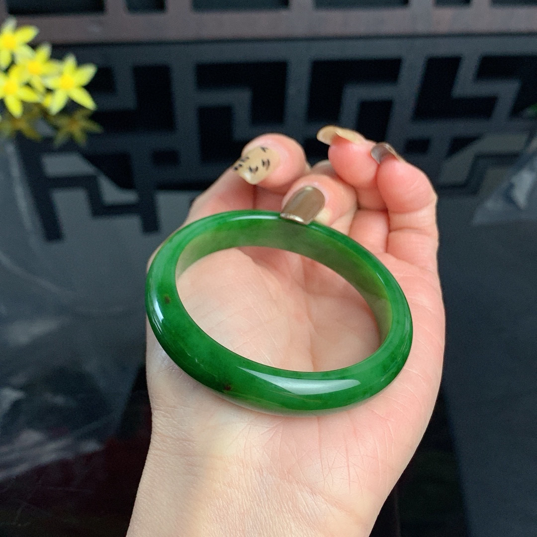 和田玉51.5圈口阳绿色碧玉手镯！玉质细腻油润 底色纯净 无裂无棉 脂粉好，品质高。