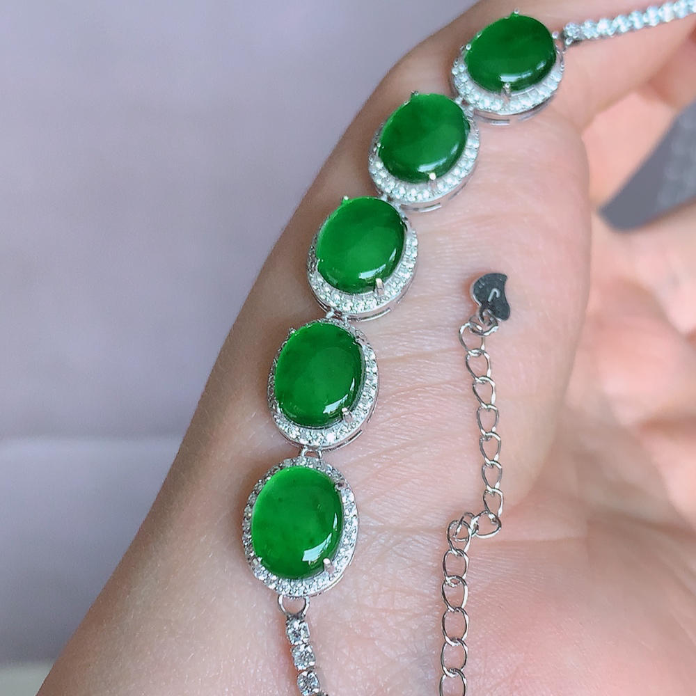 冰润翡翠满绿蛋面手链，水水润润，珠圆玉润，颜色鲜艳，妙明清净，清秀高雅，佩戴效果优雅迷人！性价比超值 W502.5  取一尺寸：12.5-10-6.2mm  裸石尺寸：10-7.8mm