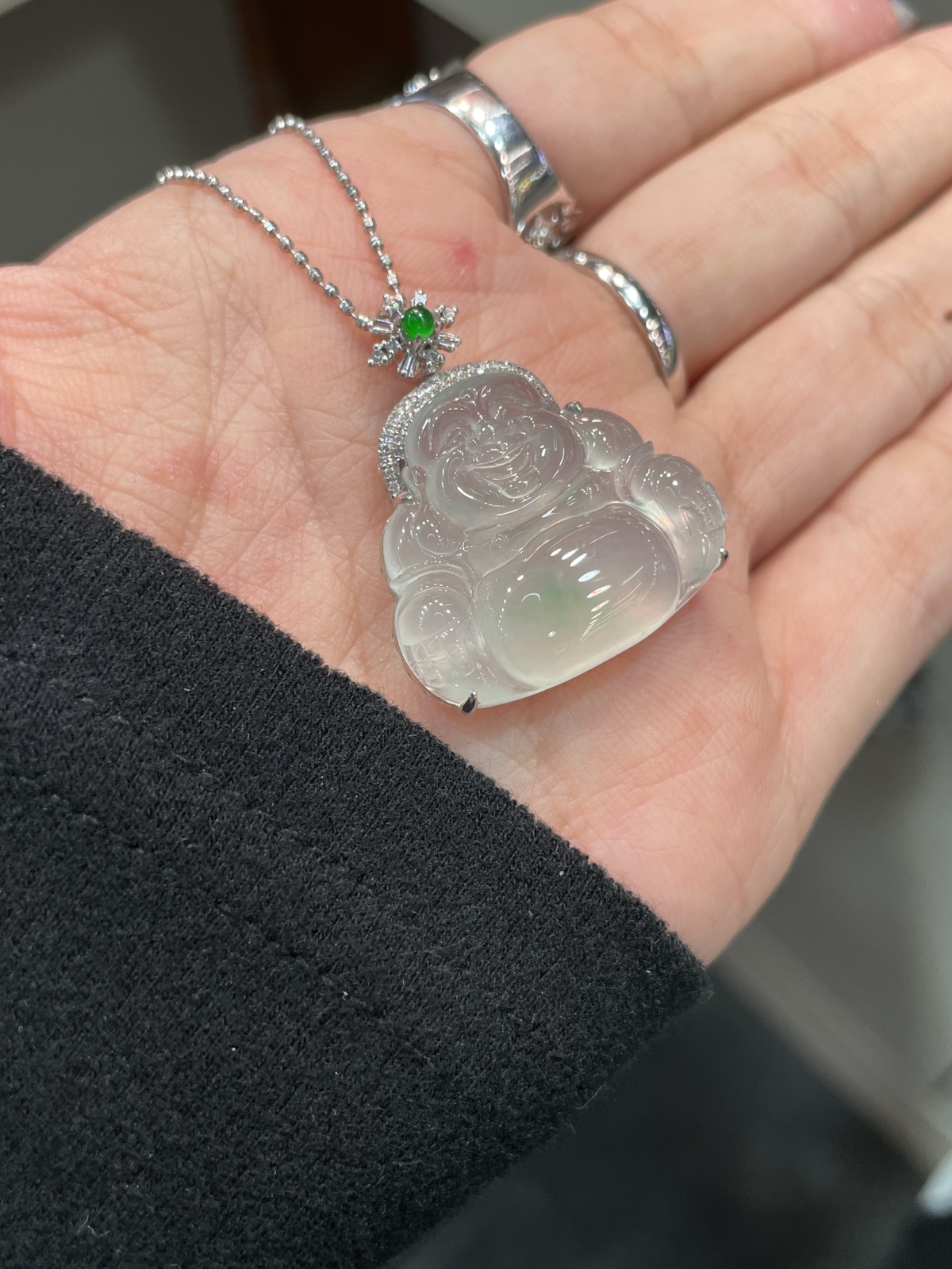 冰种 起光 飘绿 佛公吊坠

18k金简镶嵌