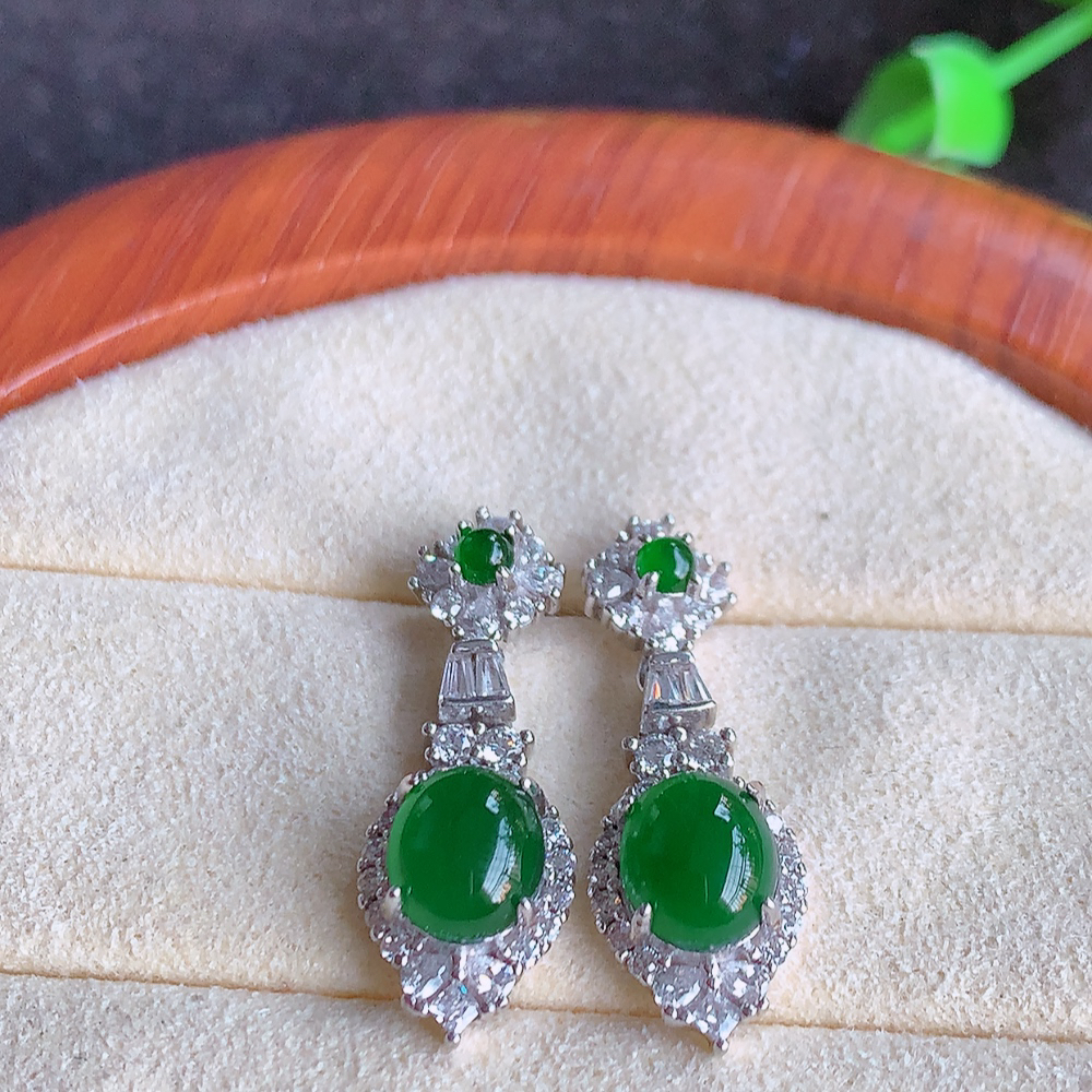 冰透满绿翡翠925银镶嵌蛋面耳钉，自然光实拍，翠色灵动，颜色漂亮，种老水足，品相佳，佩戴佳品！W50