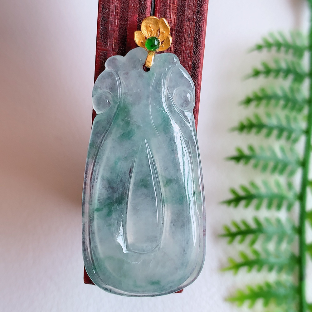 18k金扣冰润福贝翡翠吊坠，寓意“辈辈有福，财源广进”水足莹润。通体清新通透，佩戴效果优雅迷人，W142.5  尺寸：34-17-2.8mm