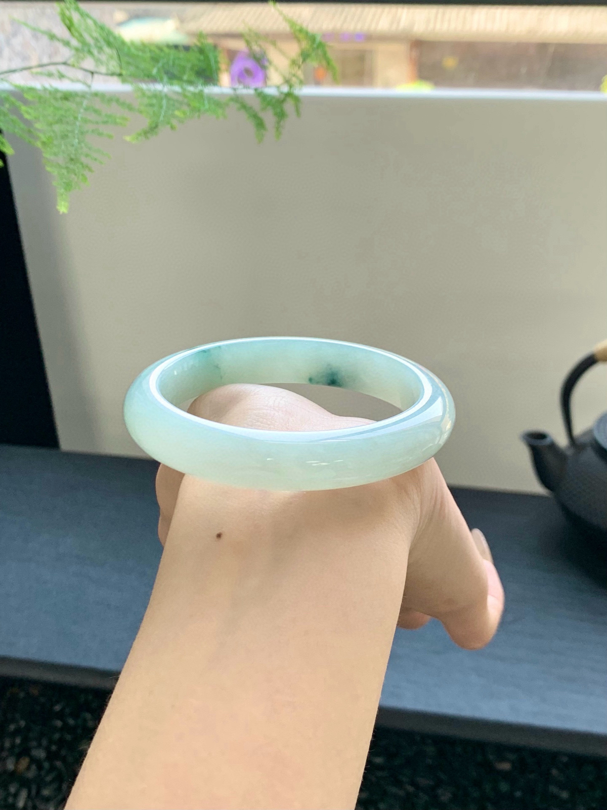 【冰飘花手镯】
柔美的飘绿花色、清清甜甜的味道格外的沁人心脾，有着东方韵味的温婉之美
【尺寸】58-12-9mm