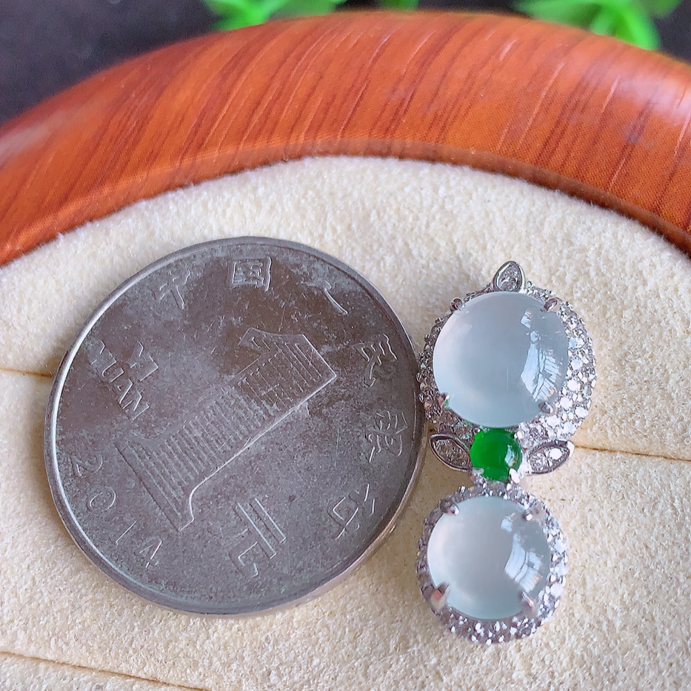 冰润蛋面翡翠吊坠，质地细腻，清秀高雅，饱满圆润  款式大方经典，颜色鲜艳，沁人心脾，高质量精品   W502.5  整体尺寸：23-10.8-8.5mm   裸石尺寸：8.5-7.8mm