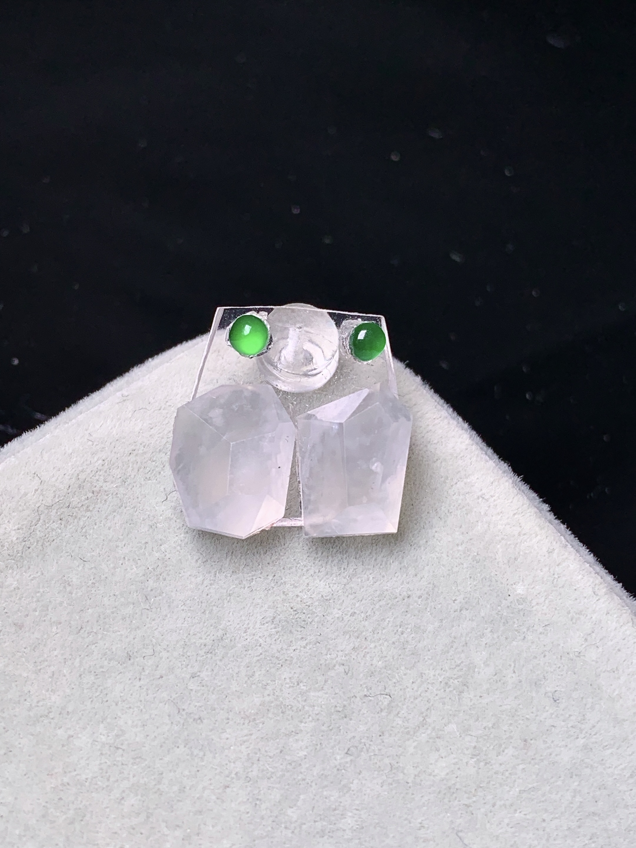 镶嵌款 冰种菱形一对 玉质细腻 色泽艳丽清新 整体尺寸9.5*7.5*4.2