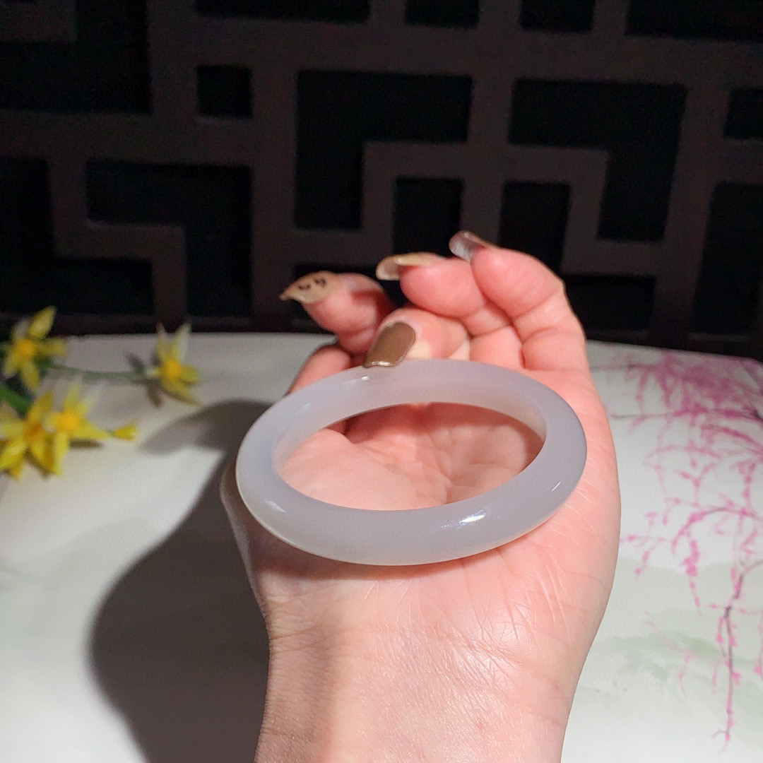 高冰，和田玉51.5圈口紫罗兰色手镯！玉质细腻油润 底色纯净 无裂无杂 脂粉好，品质高。