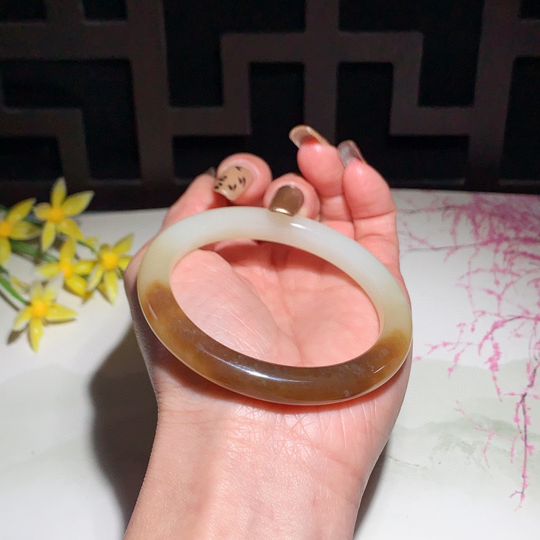 和田玉56.5圈口且末糖手镯！玉质细腻油润 底色纯净 无纹裂 脂粉好，品质高。