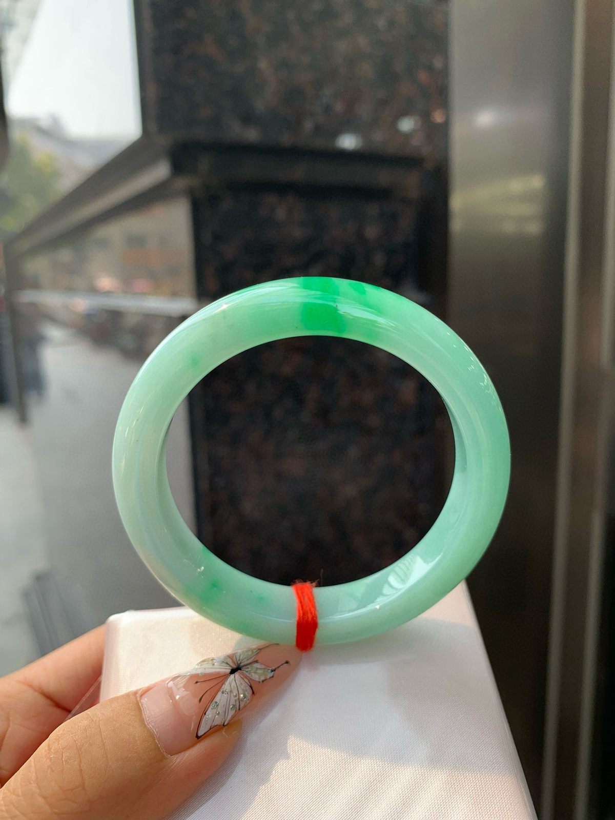 白底青阳绿正圈
53-8.3-11.3
打灯细纹，底妆水润，干净细腻，简约却充满灵气，几抹阳绿花色点缀，清新如芽，宛若自然的画卷凝结于腕间，静中带动，韵味悠长