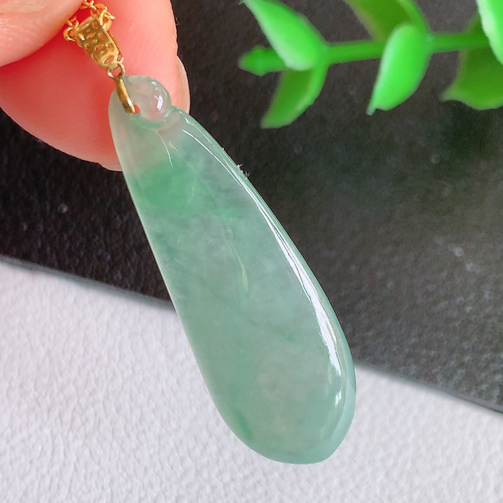 18k金扣冰润福瓜翡翠吊坠，呱呱来财，福气满满的美好寓意，清新自然  沁人心脾，造型独特，清秀高雅  W141.5 尺寸：34.5-11.8-3.8mm