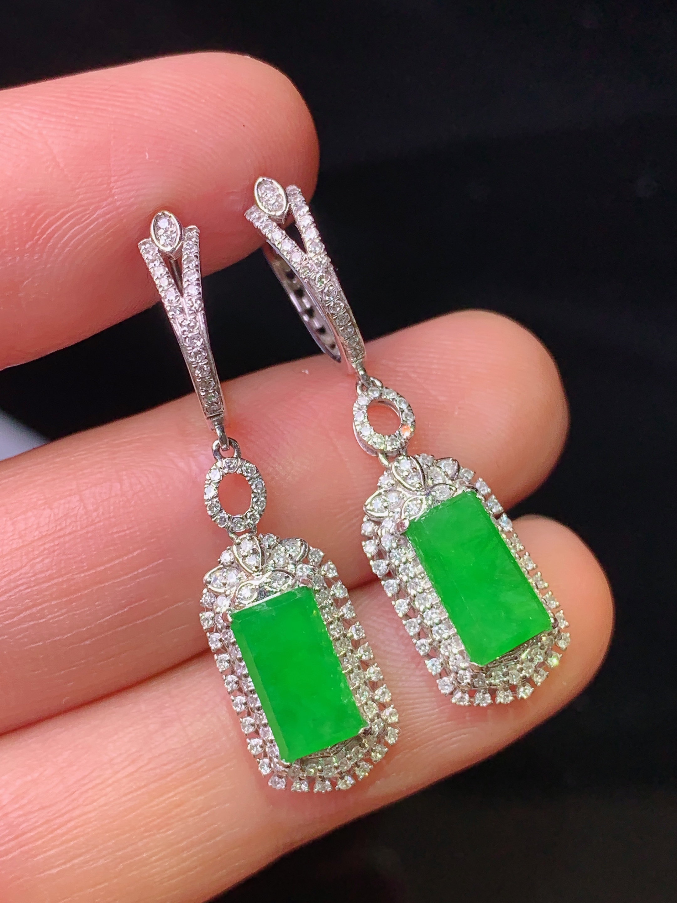 18k金钻镶嵌满绿无事牌耳坠 玉质细腻 色泽艳丽清新 整体尺寸31.6*8.3*6.3