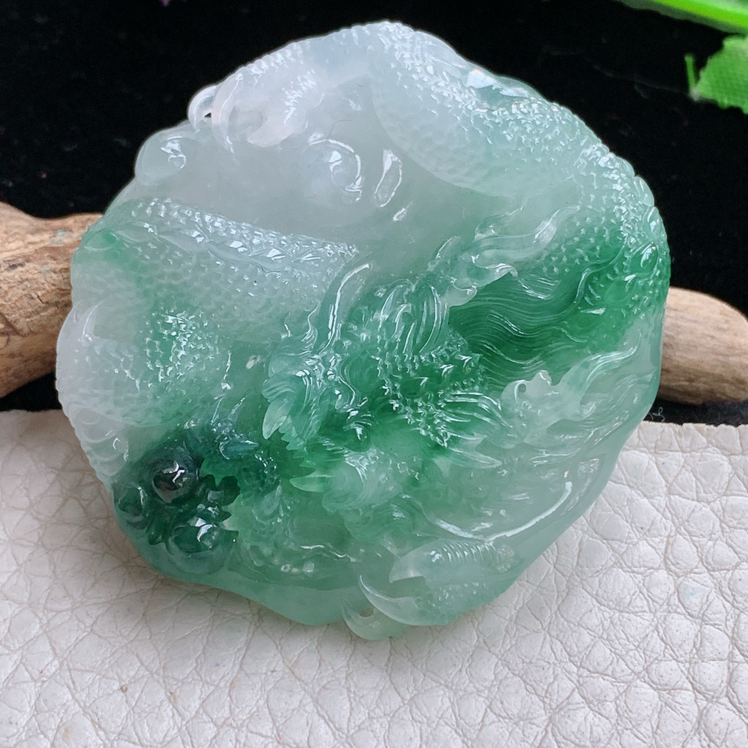 Sx实拍49.5*48*11.3缅甸天然翡翠冰飘绿花望精雕龙牌吊坠男款龙牌项坠