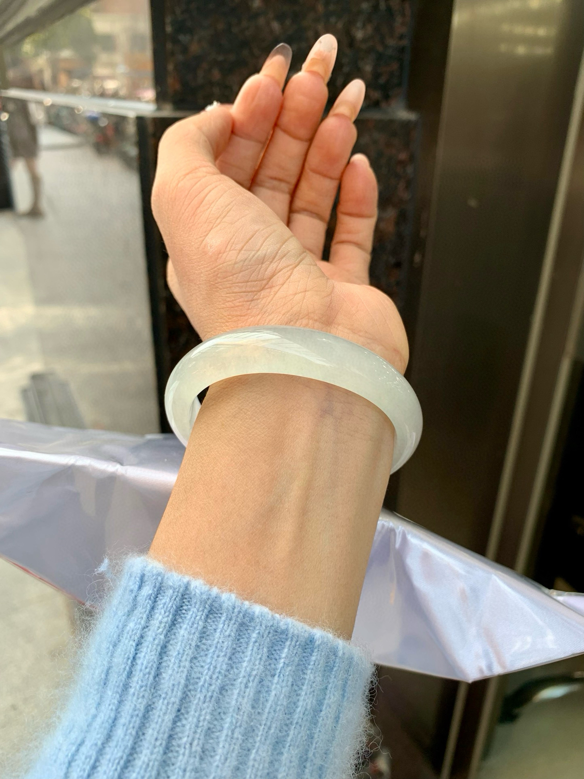 白冰贵妃
54.5-47.8-6.7-12.7
打灯细纹，不影响，底妆纯净冰透，一腕清透，干净无瑕，不愧是翡翠中的初恋，无色亦动人