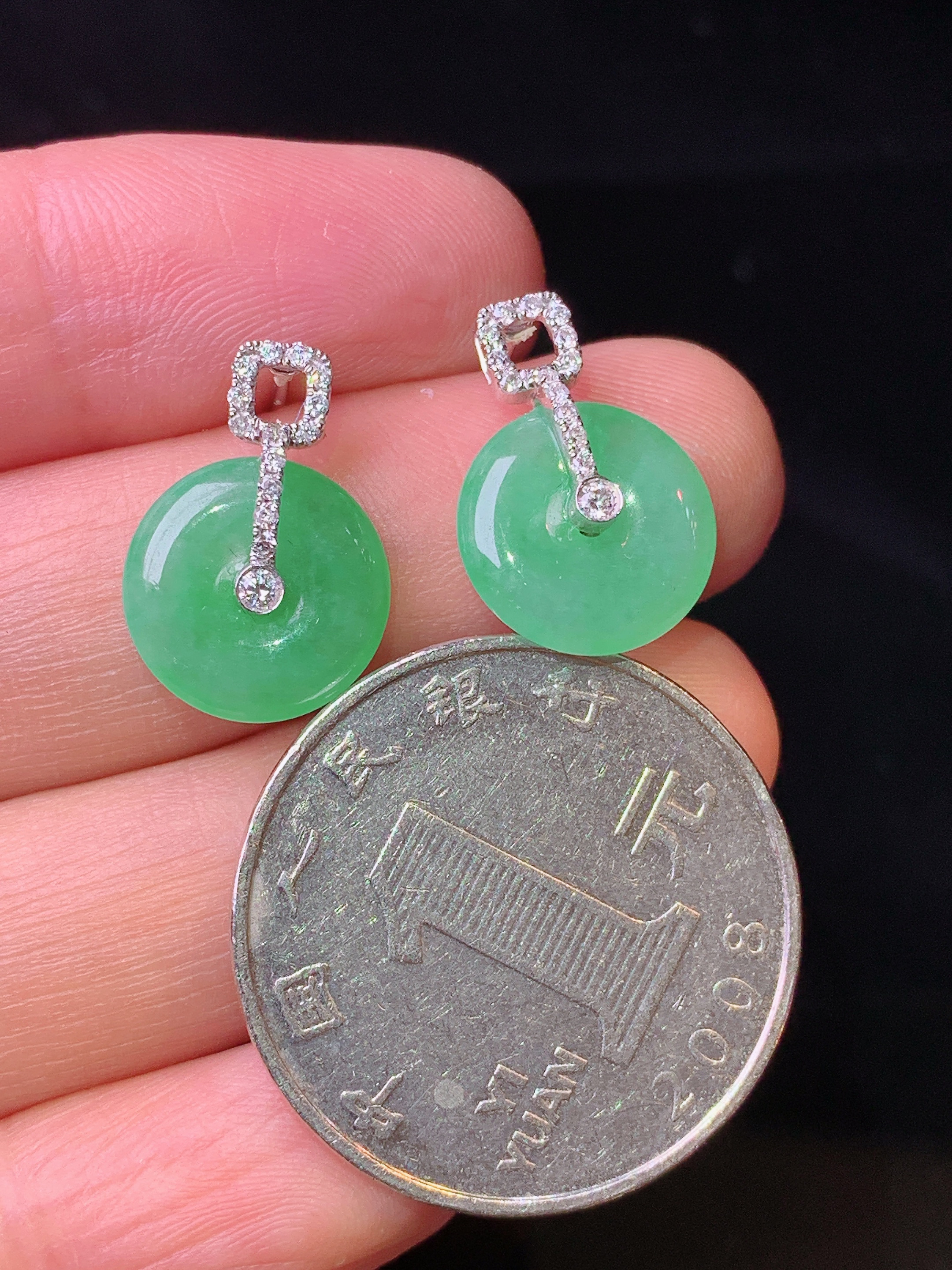 18k金钻镶嵌翠绿平安扣耳钉 玉质细腻 色泽艳丽清新 整体尺寸16.3*11.5*2.8