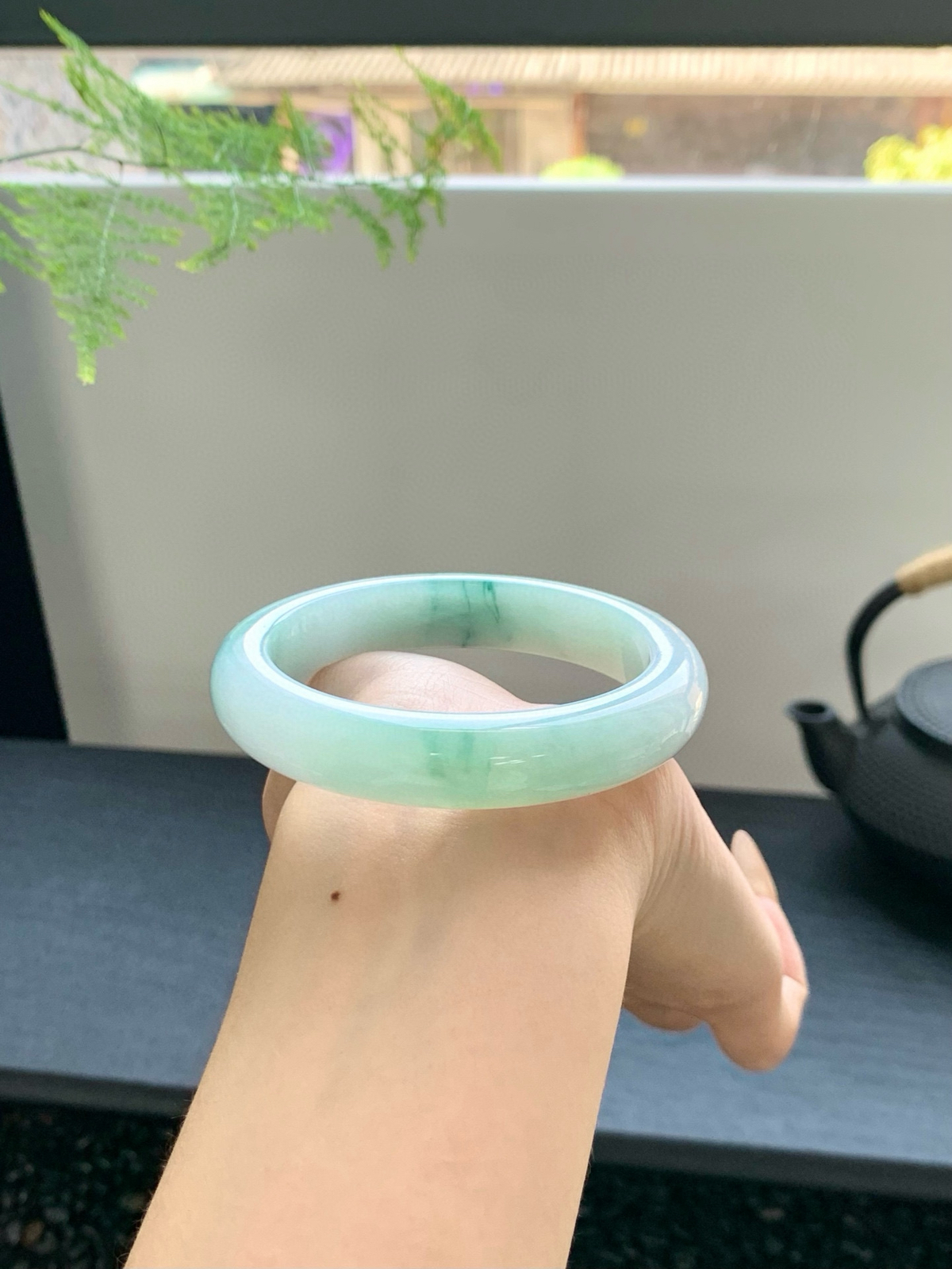 【冰飘花手镯】
浅翠轻漾，如烟似雾，一抹淡绿游弋温润底间，灵动清雅（微瑕）
【尺寸】56-12-8mm