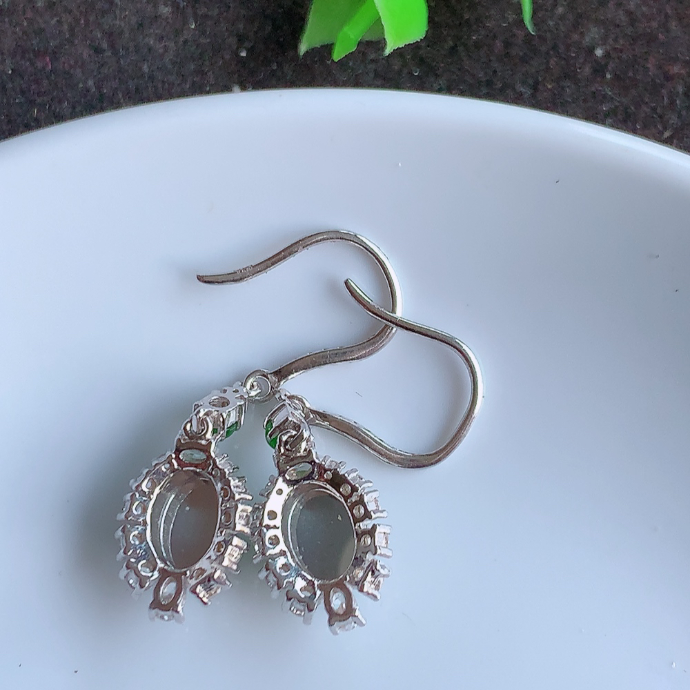 冰透满绿翡翠925银镶嵌耳钉，自然光实拍，翠色灵动，颜色漂亮，种老水足，品相佳，佩戴佳品！W502.5  取一尺寸：14-9.5-5.8mm  裸石尺寸：7.8-6mm