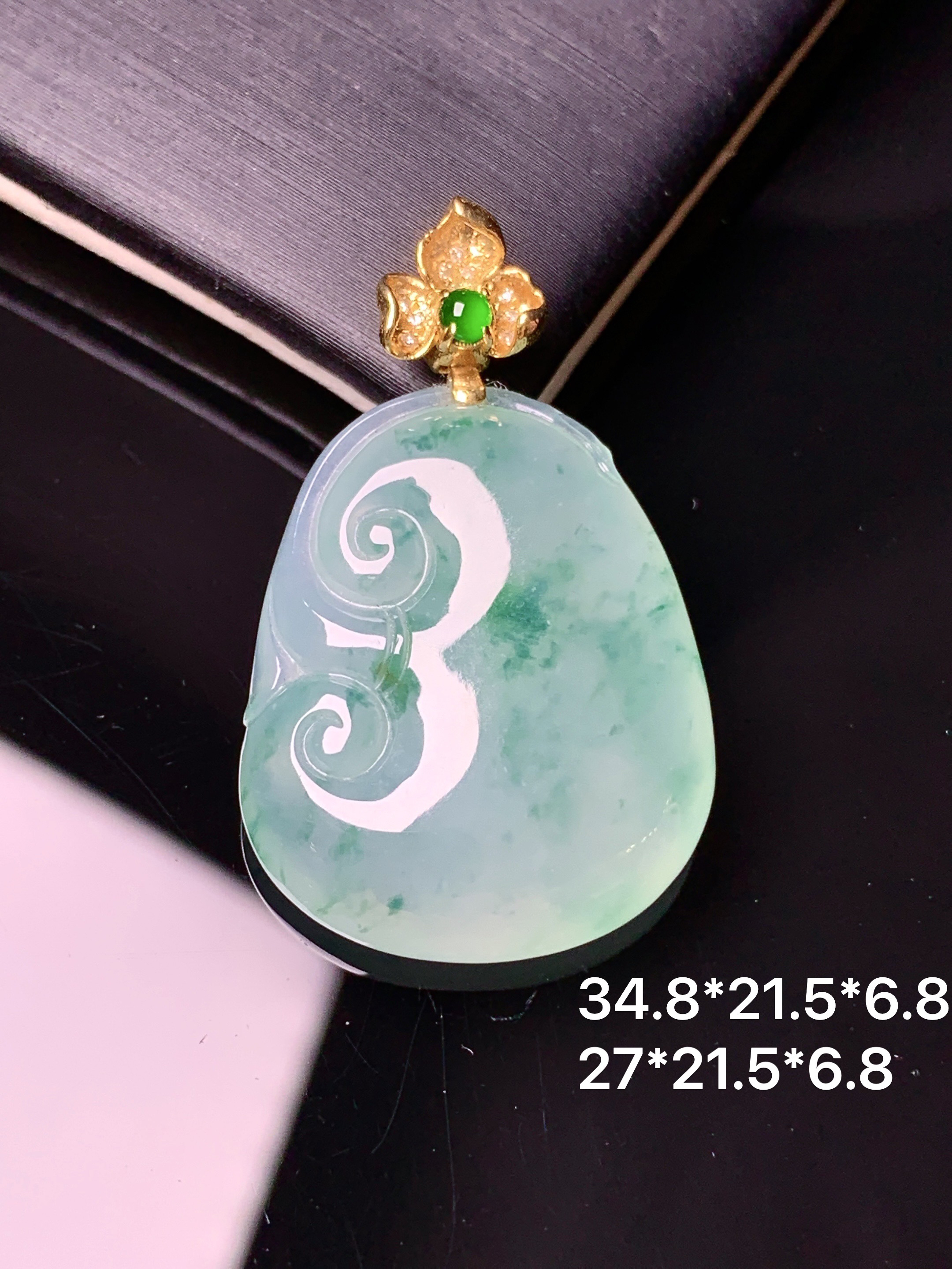 18k金镶嵌冰种飘绿如意吊坠 玉质细腻 色泽艳丽清新 整体尺寸34.8*21.5*6.8