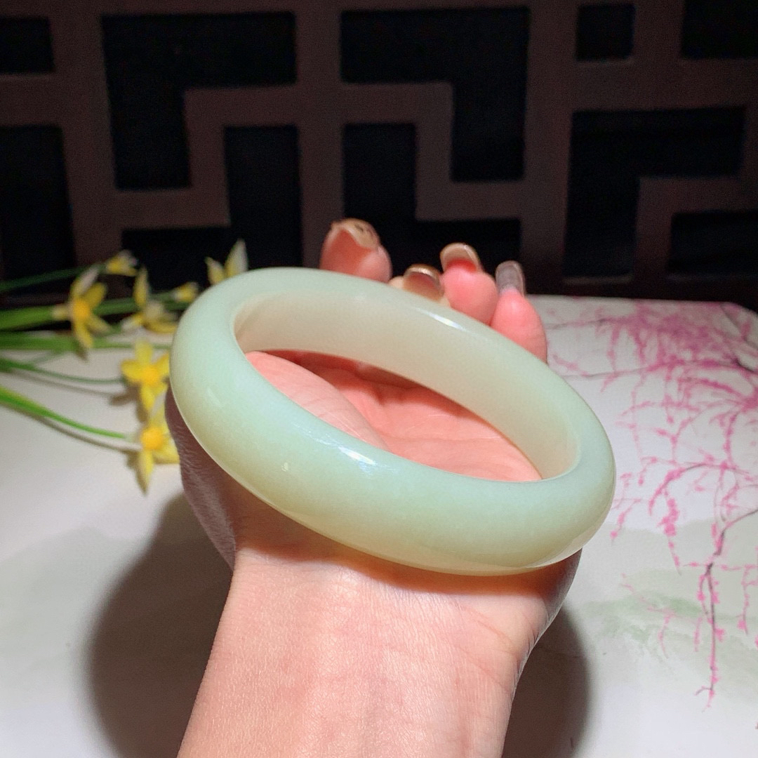 和田玉65圈口黄口料手镯！玉质细腻油润 底色纯净 无裂无杂 脂粉好，品质高。