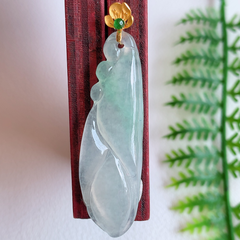 18k金扣冰润莲花翡翠挂件，寓意“祥和，安宁，吉祥，幸福”佛意本悠远，莲花更清幽。意境优美，莹润通透   W142.5 尺寸：36-11-4mm