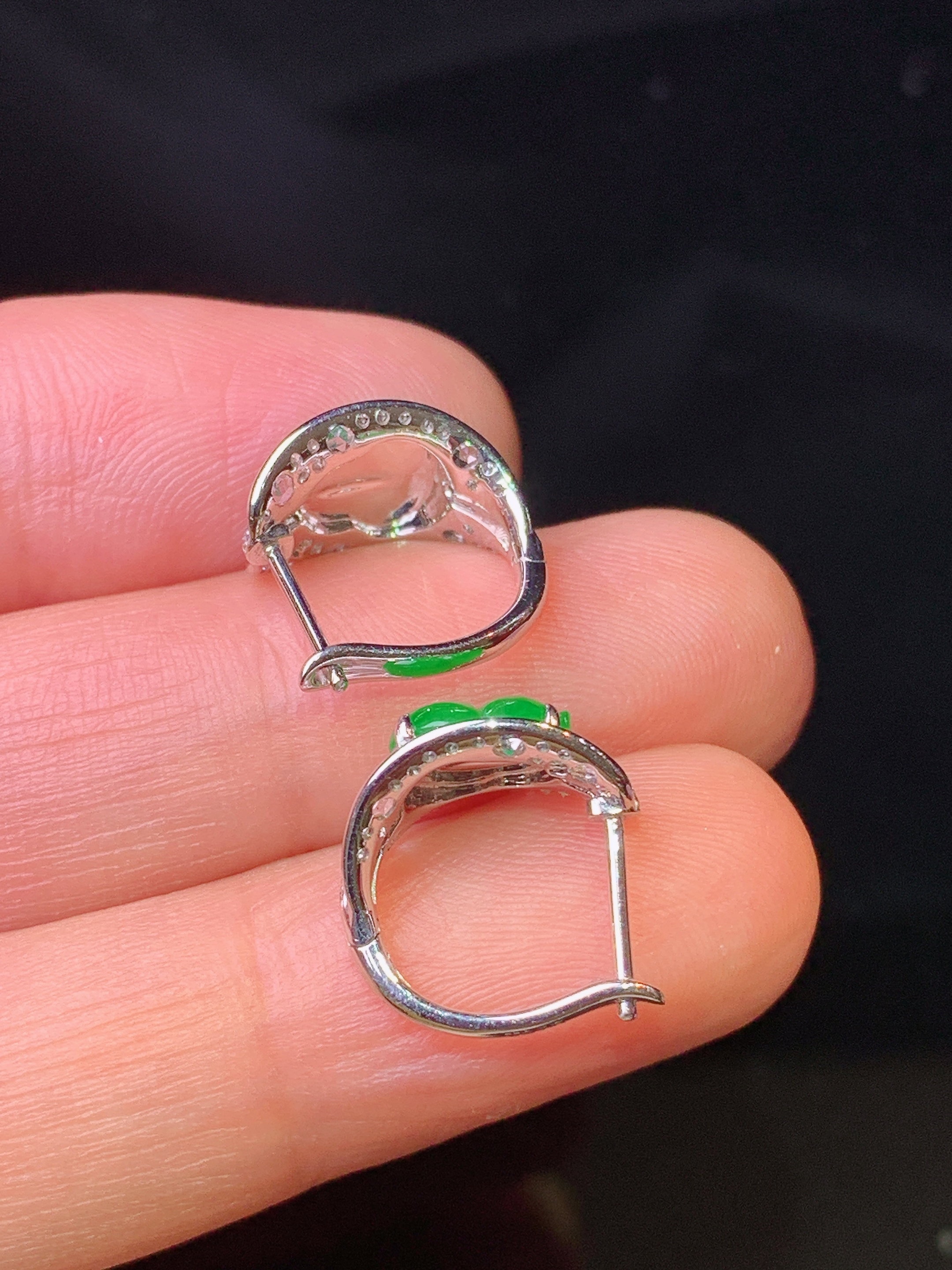 18k金钻镶嵌满绿葫芦耳钉 玉质细腻 色泽艳丽清新 裸石尺寸7.5*6*2.2